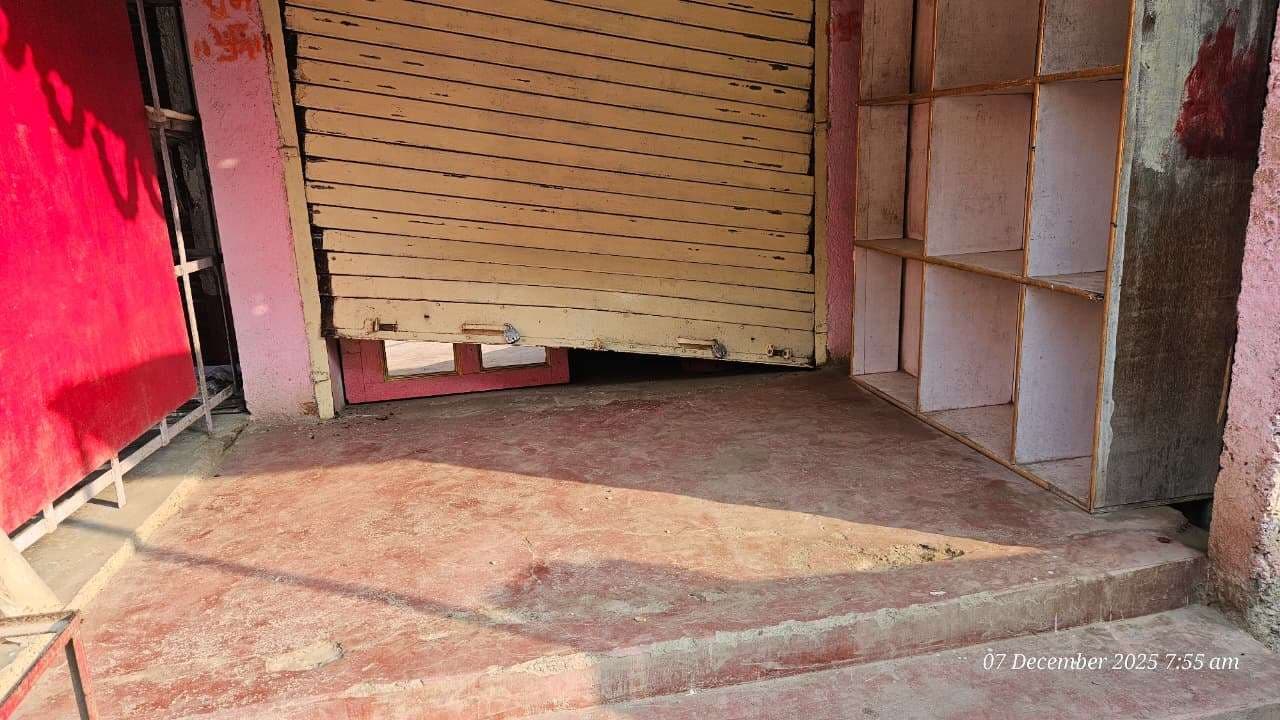 सालमारी बाजार में दो दुकानों में शटर तोड़ चोरी का प्रयास