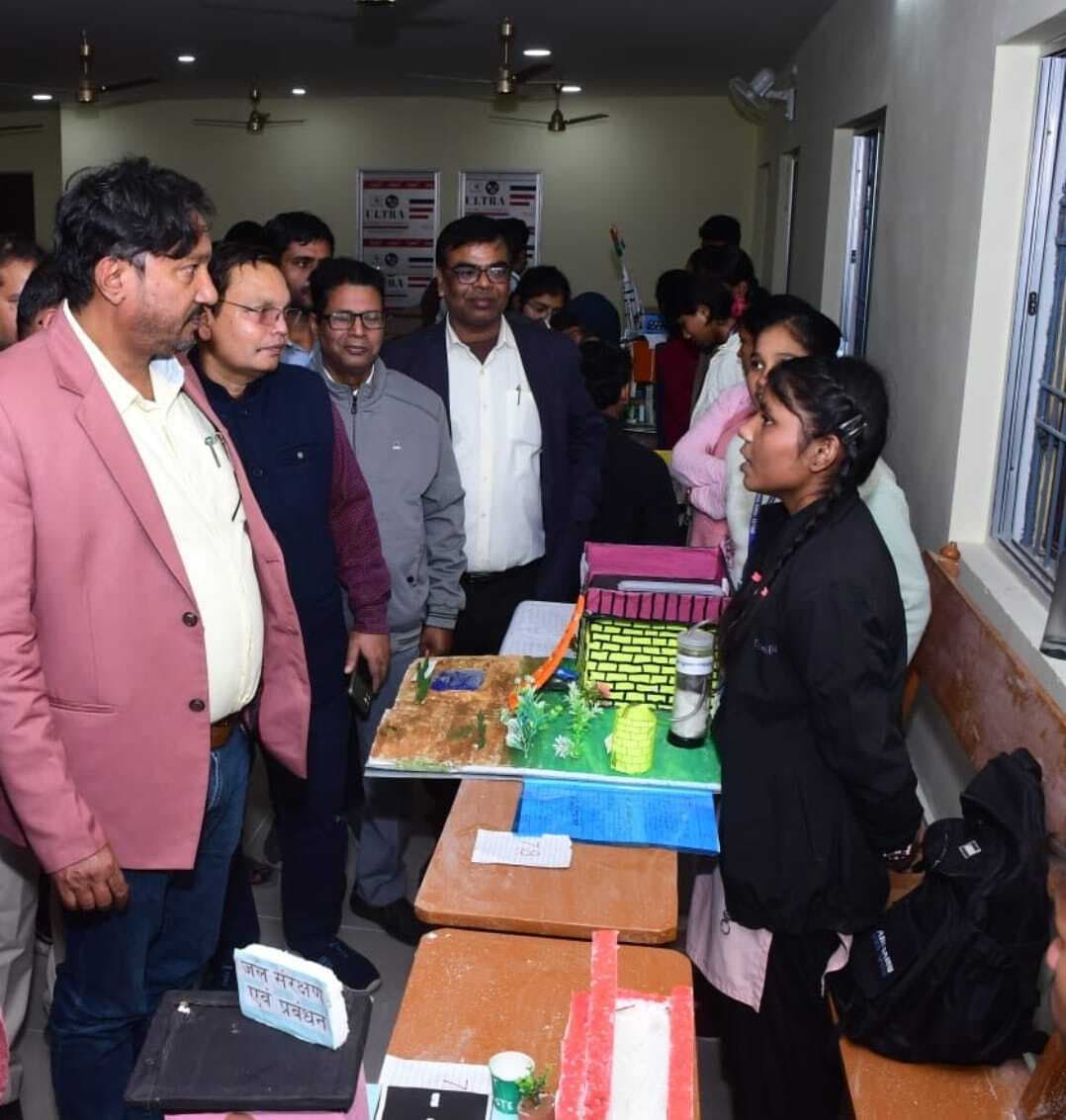 बाल वैज्ञानिकों ने जिला स्तरीय प्रदर्शनी में किया बेहतर