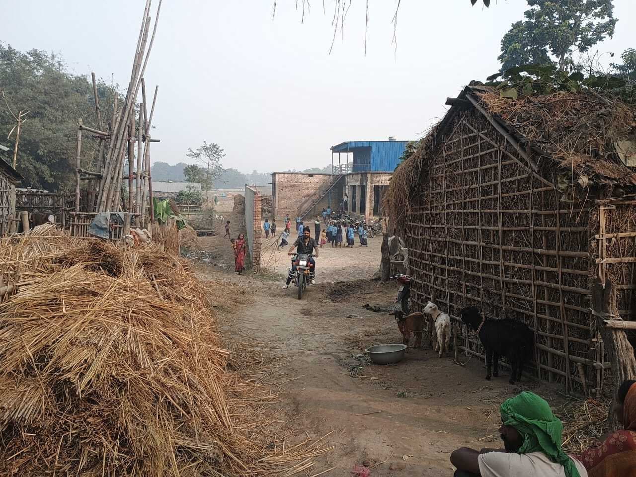 स्कूल जाने के रास्ते पर अतिक्रमण से परेशानी, प्रधानाध्यापक ने दिया आवेदन