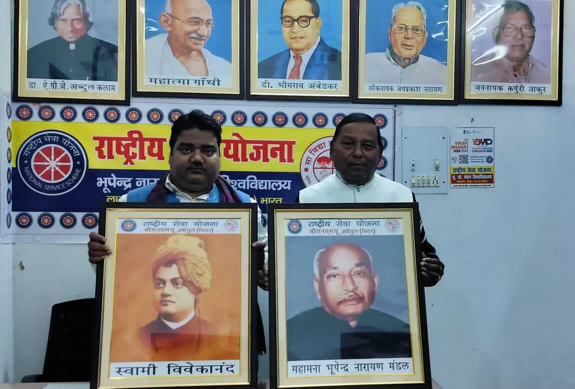 सात महापुरुषों की लगायी गयी तस्वीरें