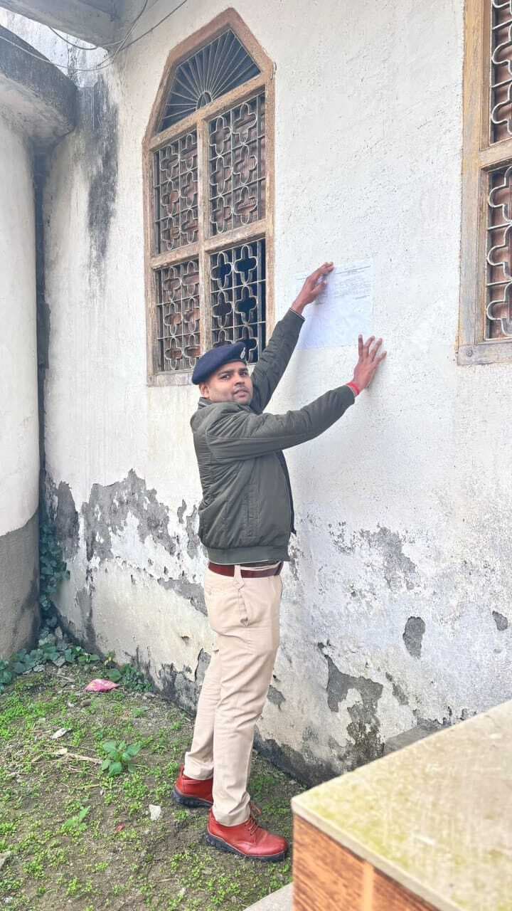 वांछित अभियुक्तों के घर पर ढोल-नगाड़े के साथ इश्तेहार चिपकाया