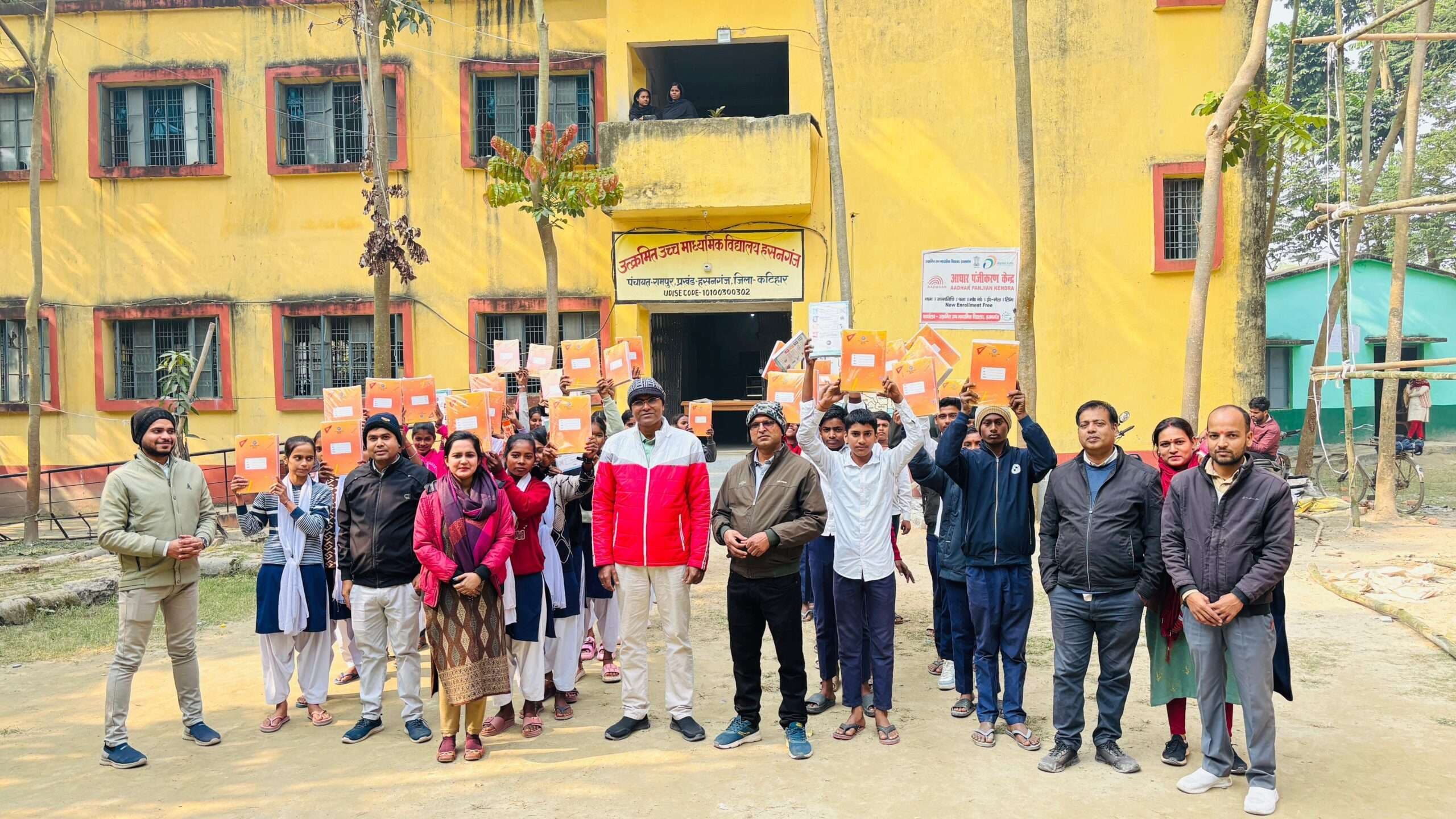 छात्र-छात्राओं के बीच कॉपी का किया वितरण