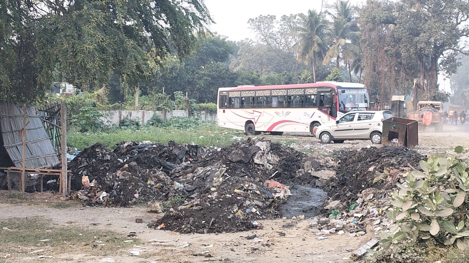 विद्यालय के निकट नपं की ओर से कचरा डंप करने से बच्चों की पढ़ाई हो रही प्रभावित