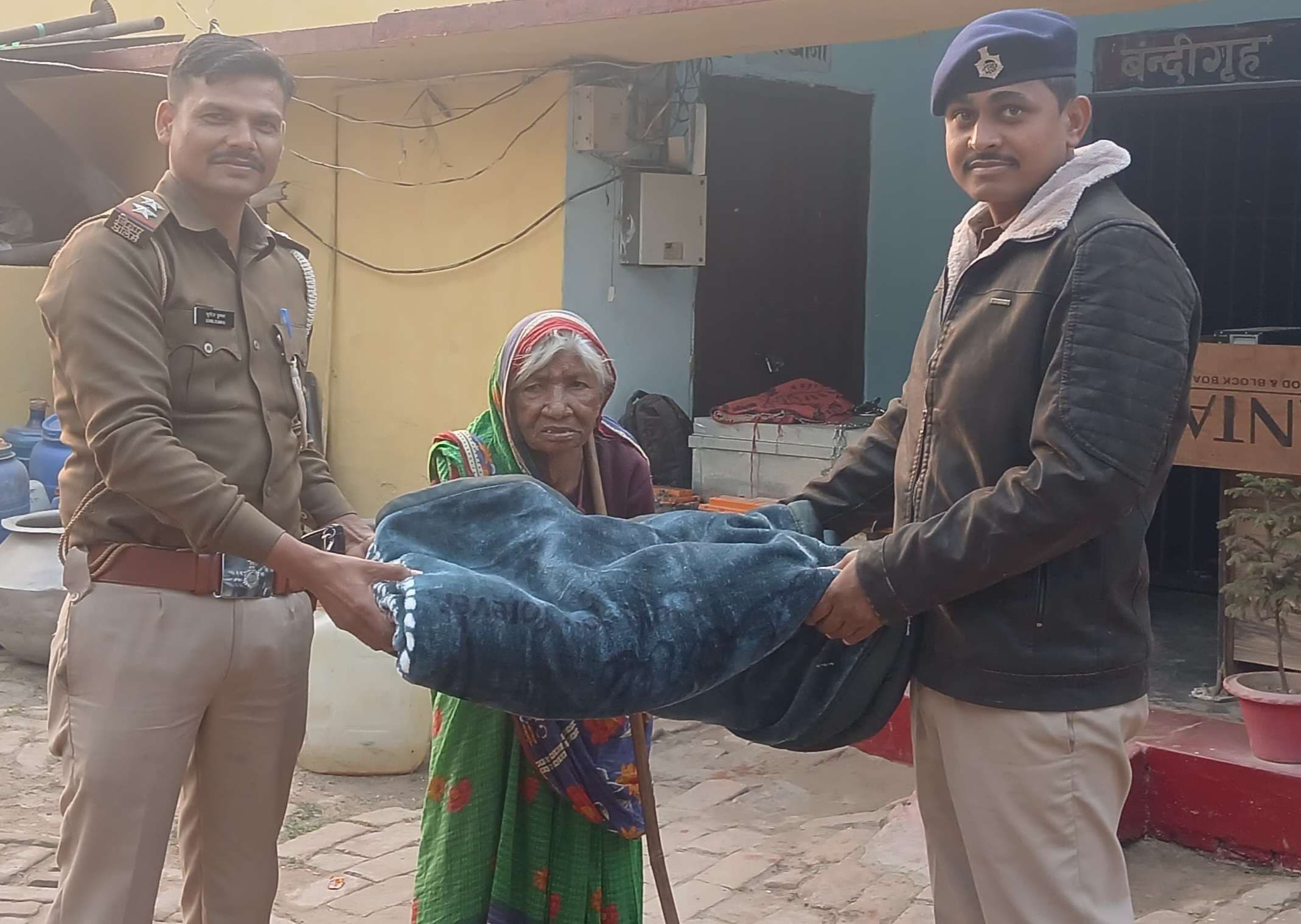 पुलिस पदाधिकारी ने किया कंबल वितरण