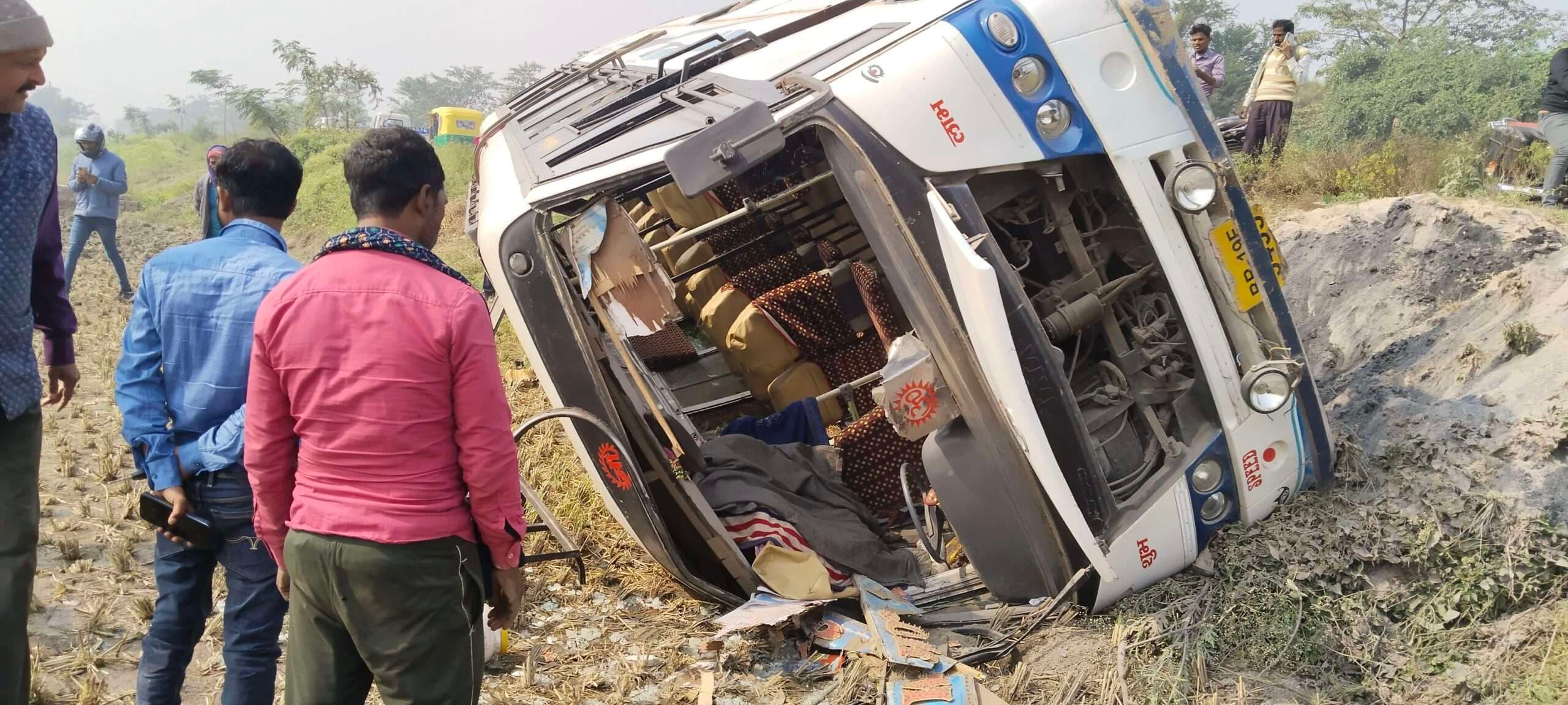 घने कोहरे के कारण यात्री बस दुर्घटनाग्रस्त, आधा दर्जन घायल