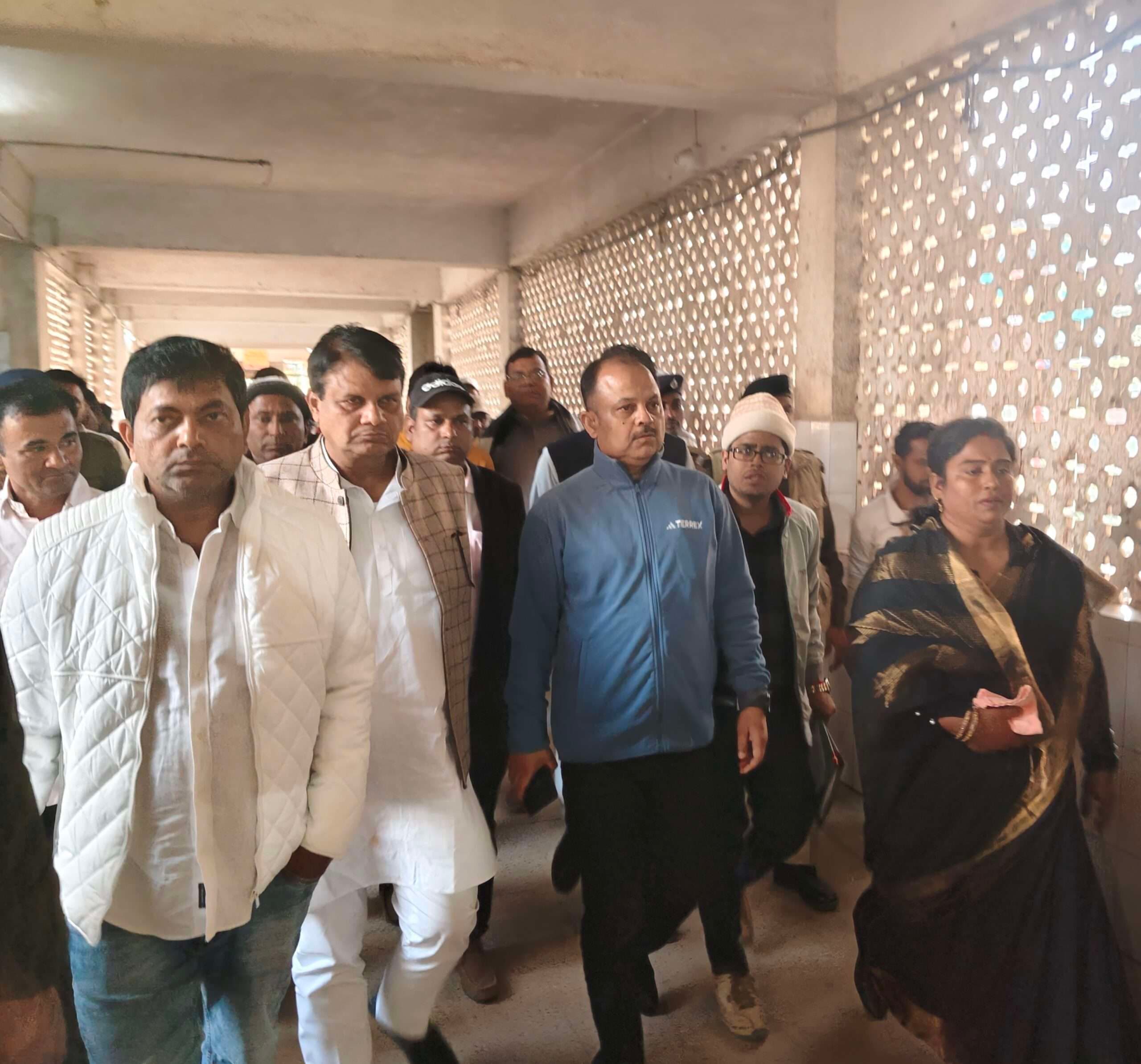 डेंगराही-खोचरदेवा पुल निर्माण में लायें तेजी : डीएम