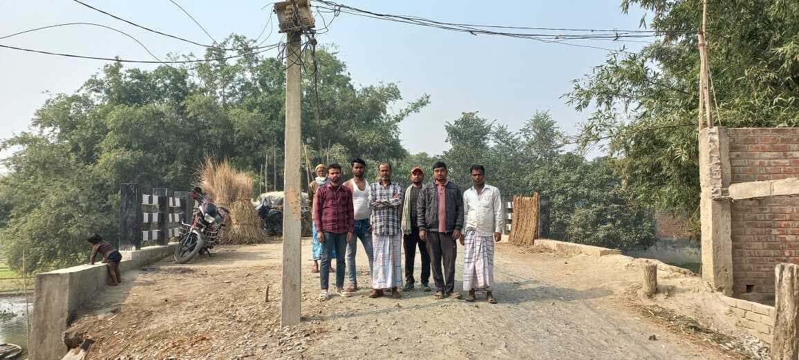 सड़क के बीचो-बीच बिजली पोल ते दुर्घटना की आशंका