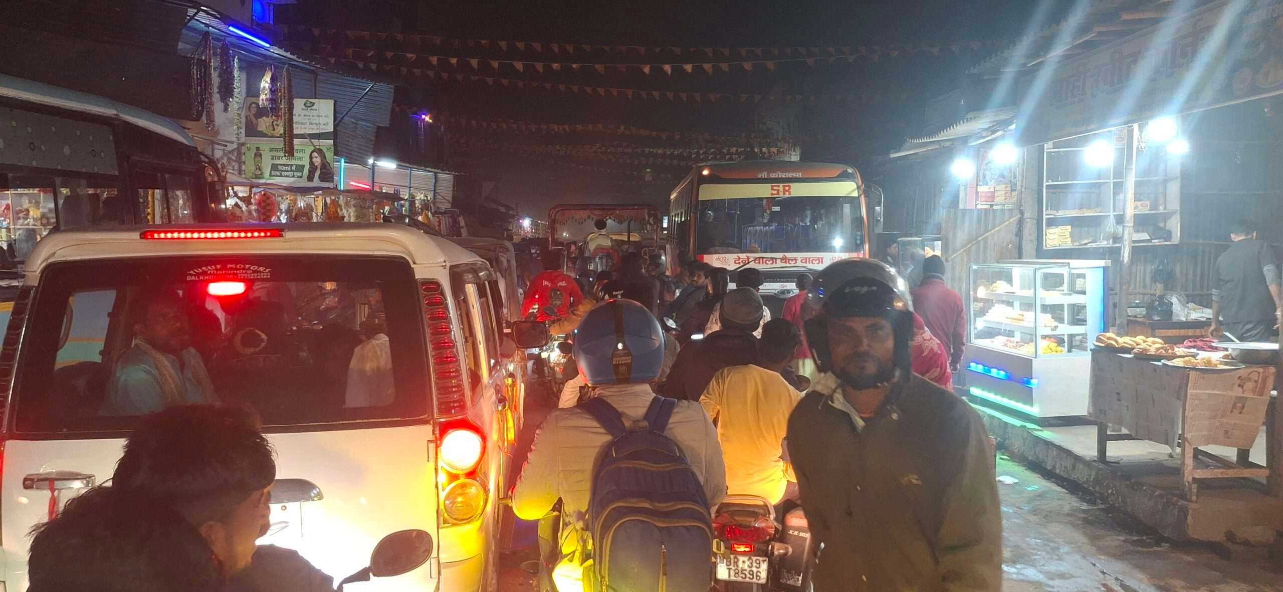 फलका बाजार से नहीं हटा अतिक्रमण, आमलोग हो रहे परेशान