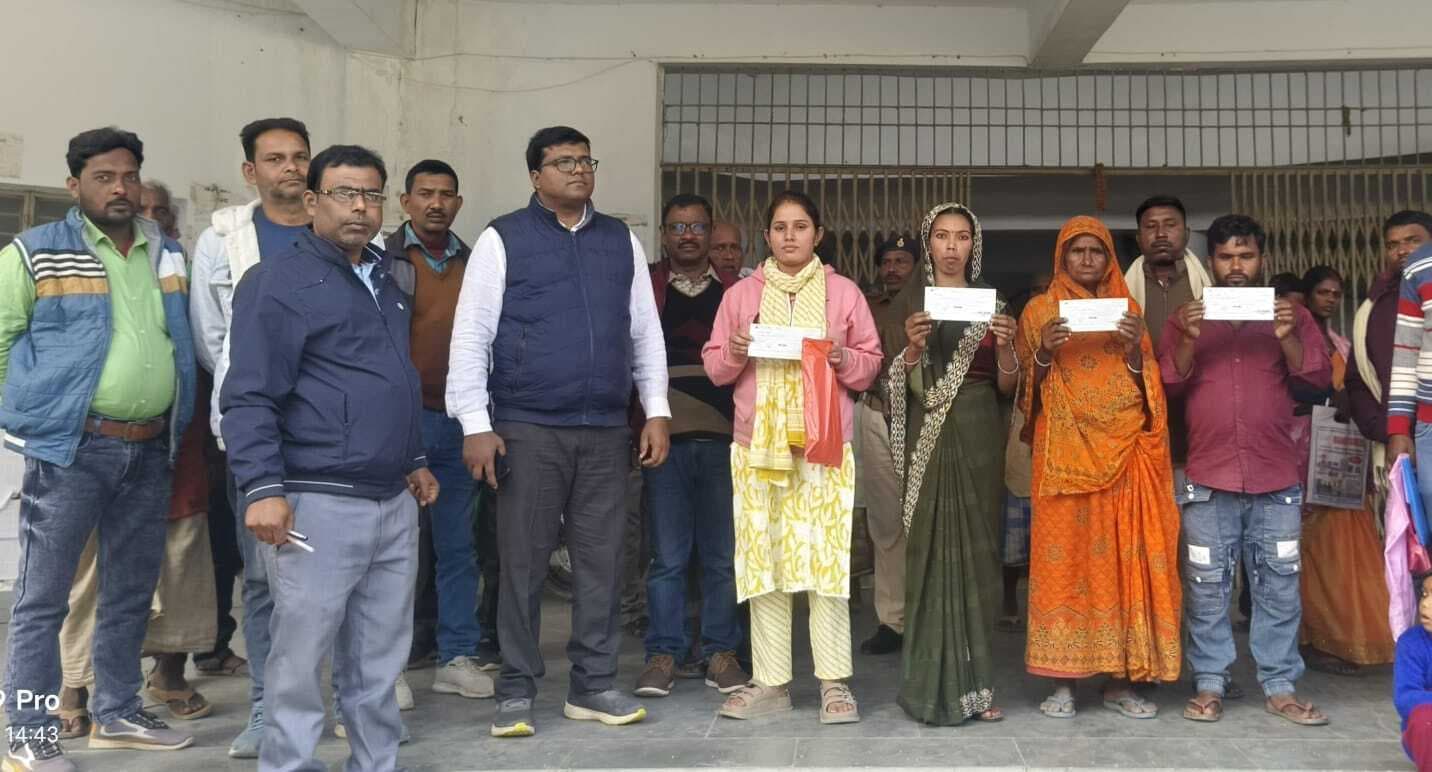 बाढ़ में डूब कर मरे आश्रितों को मिला चेक