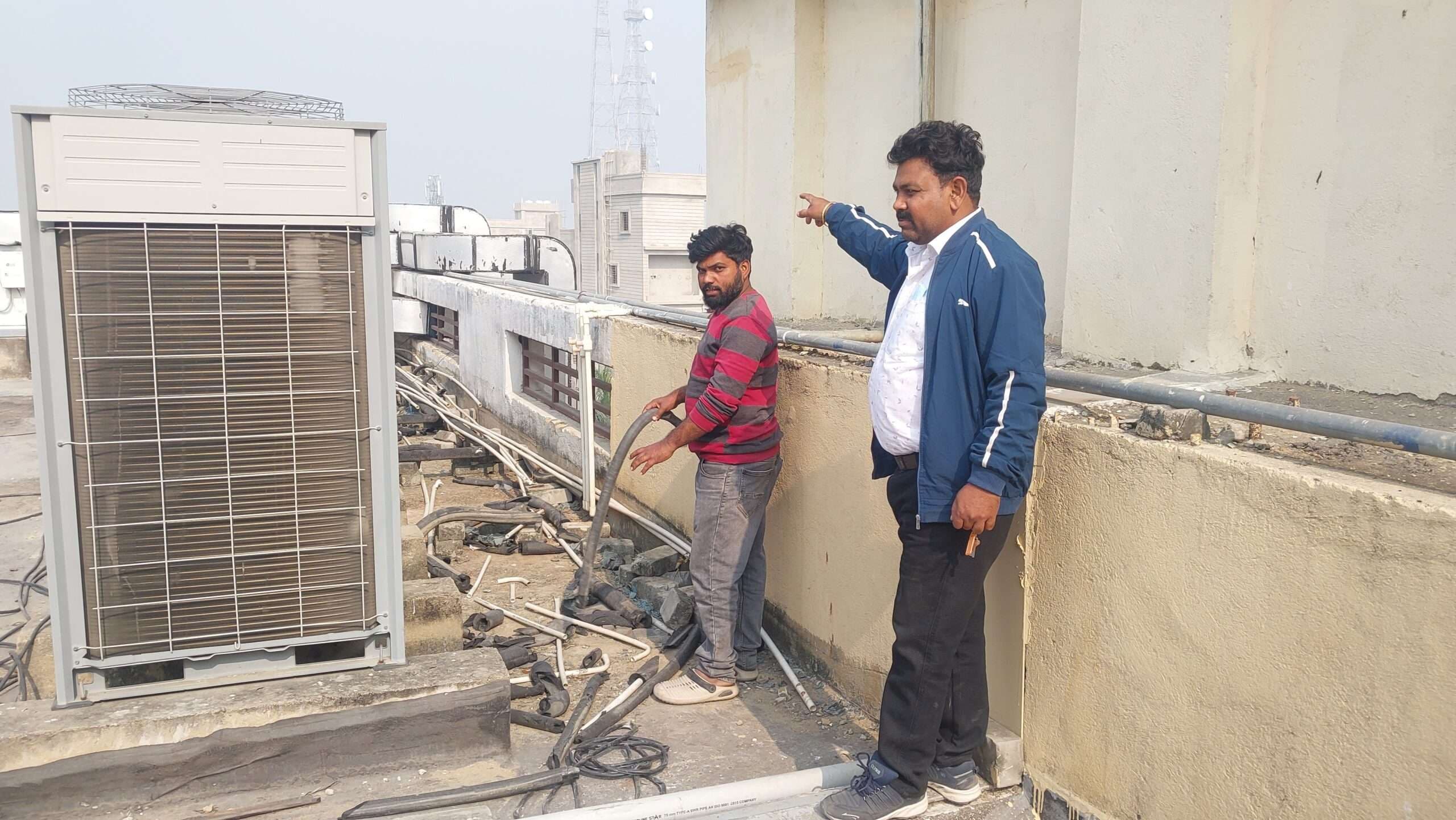 मदर चाइल्ड हॉस्पिटल की छत पर लगी मशीन व एसी के तार की चोरी