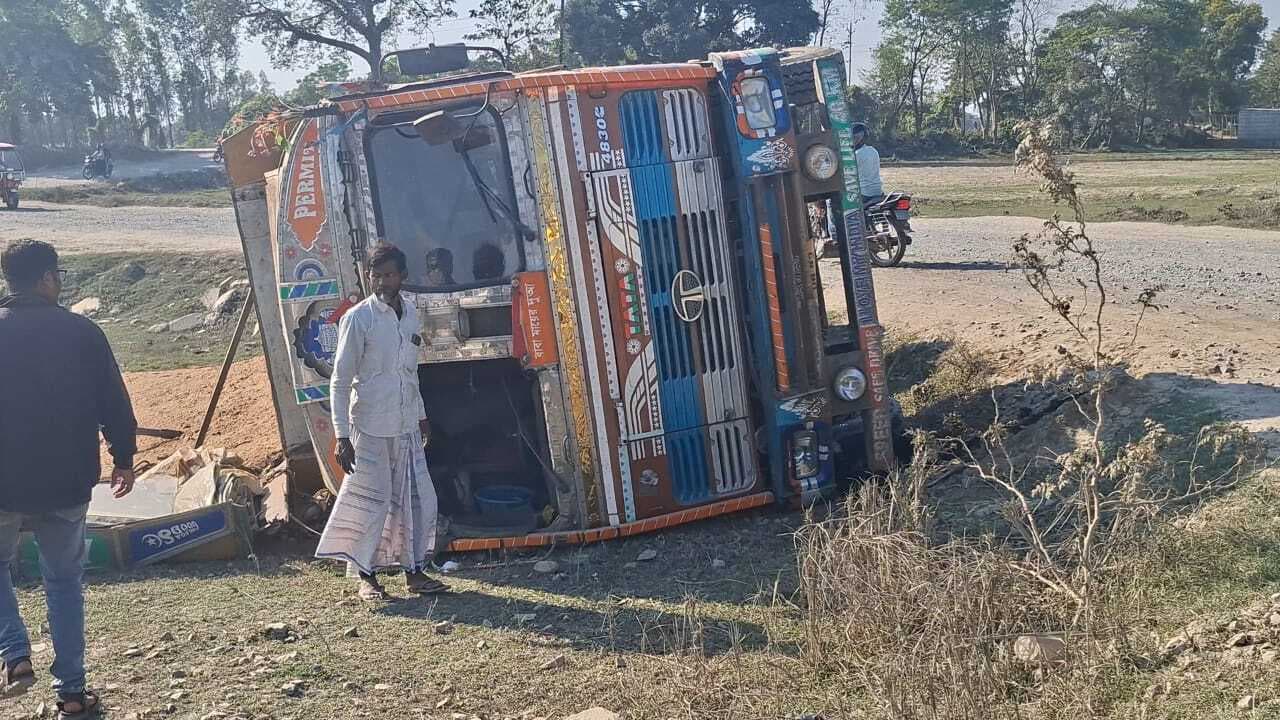 डाइवर्सन पर बालू लदा ट्रक पलटा, चालक व उपचालक बाल-बाल बचे