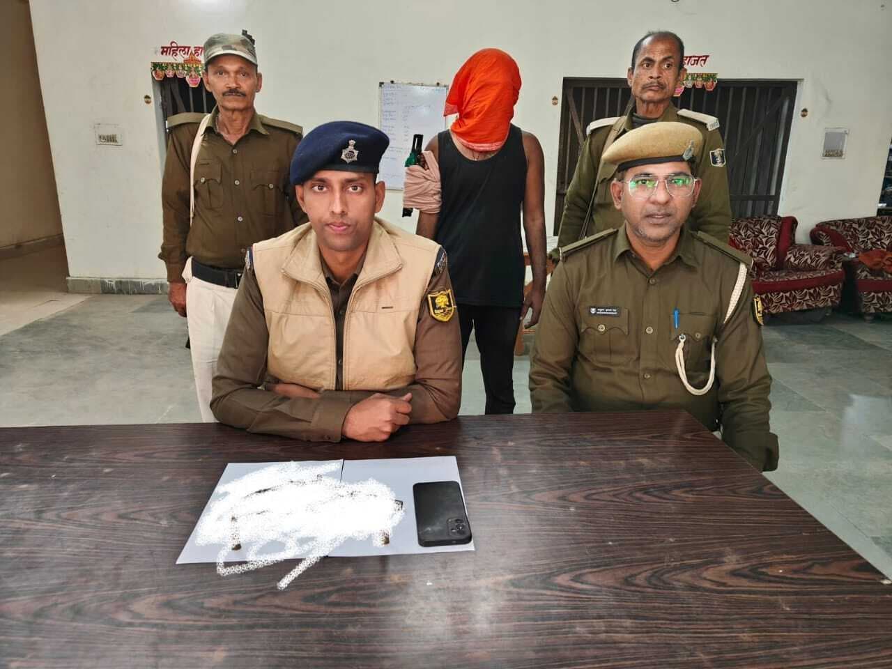 कोढ़ा नहर के पास हथियार लहराता युवक गिरफ्तार