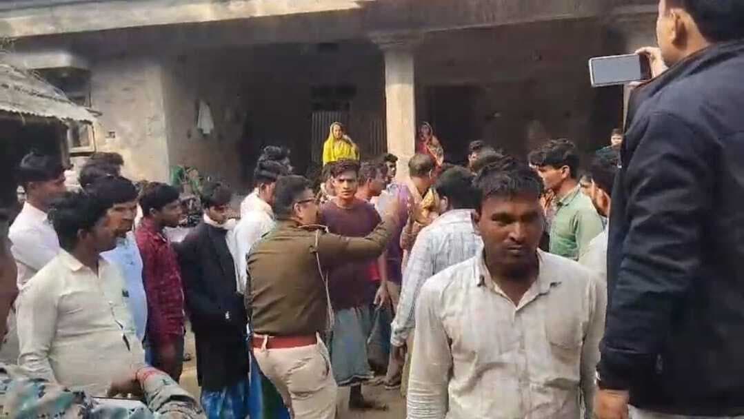 बंधक युवक को थाना लाने में पुलिस वाहन से उतारकर पीटा, पुलिस से धक्क मुक्की