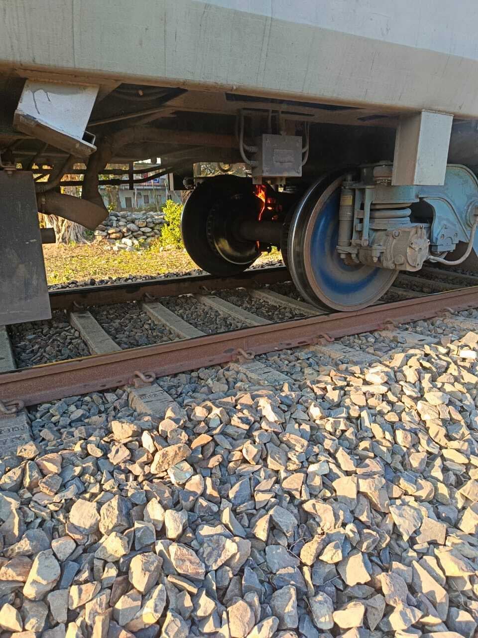 15483 महानंदा एक्सप्रेस ट्रेन के चक्के में लगी आग, पाया काबू