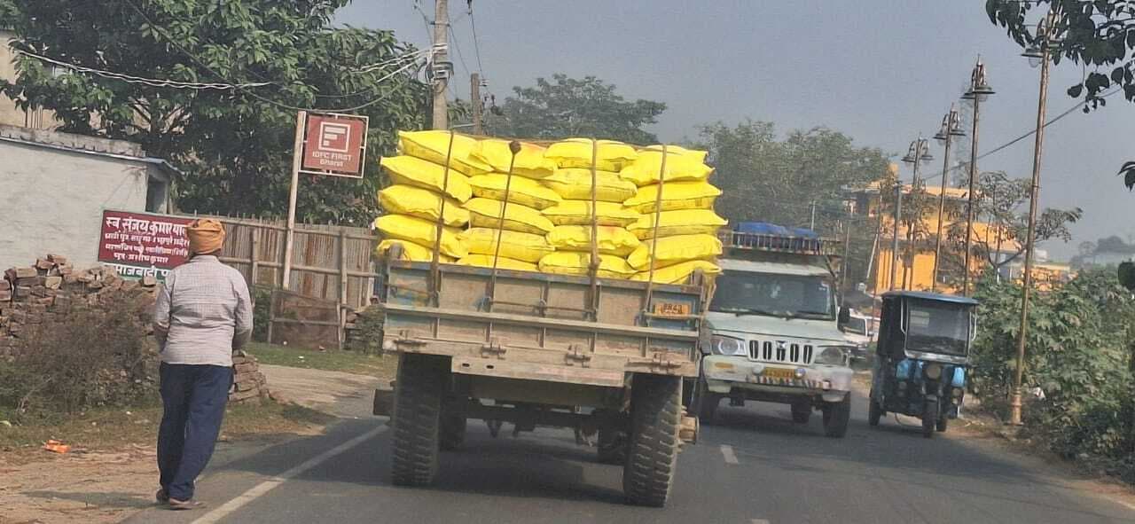एनएच 107 व 106 पर खुलेआम ओवरलोड वाहनों का हो रहा है परिचालन