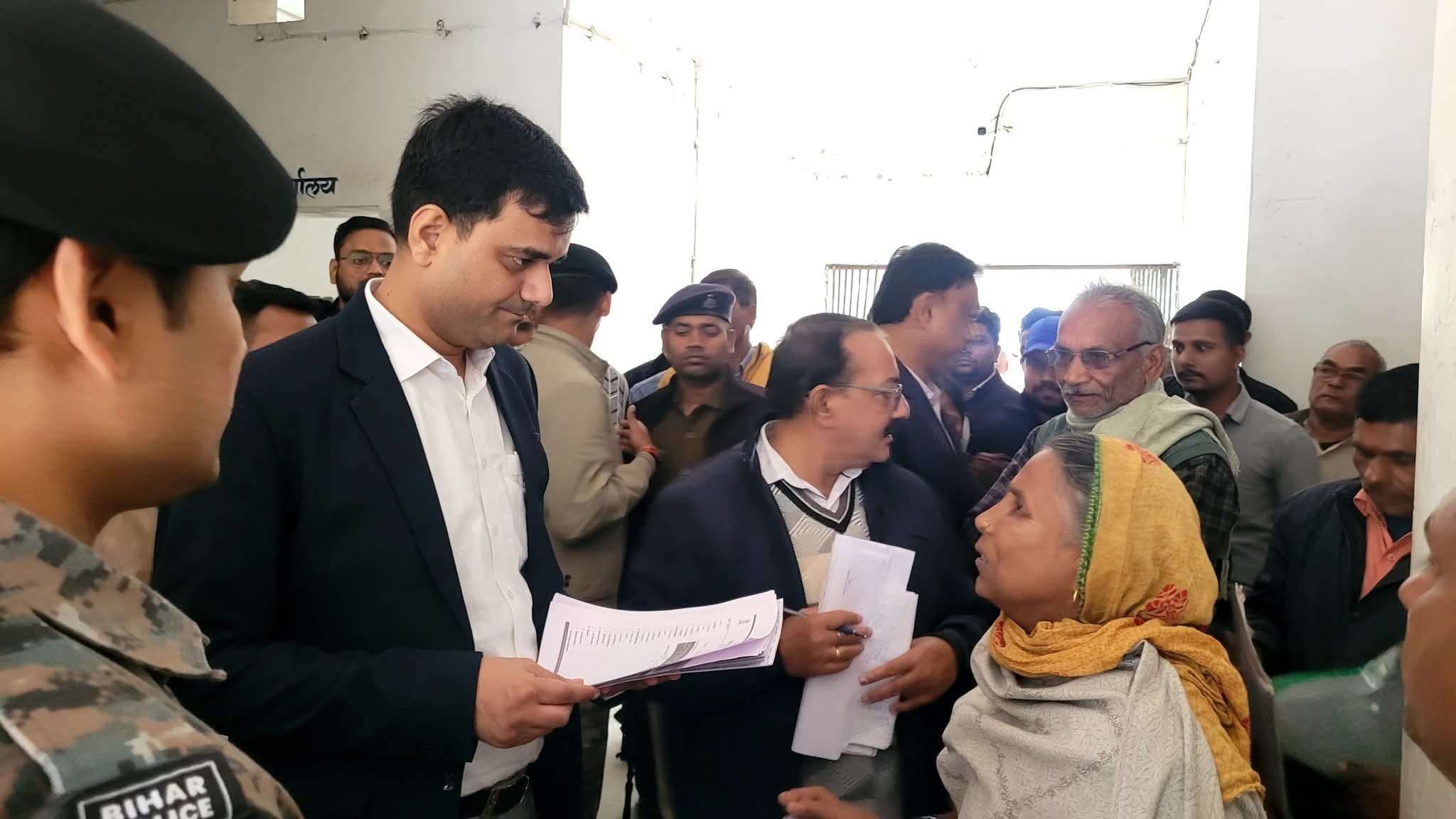 कार्यालयों में अव्यवस्था व लापरवाही पर अधिकारियों को डीम ने लगायी कड़ी फटकार