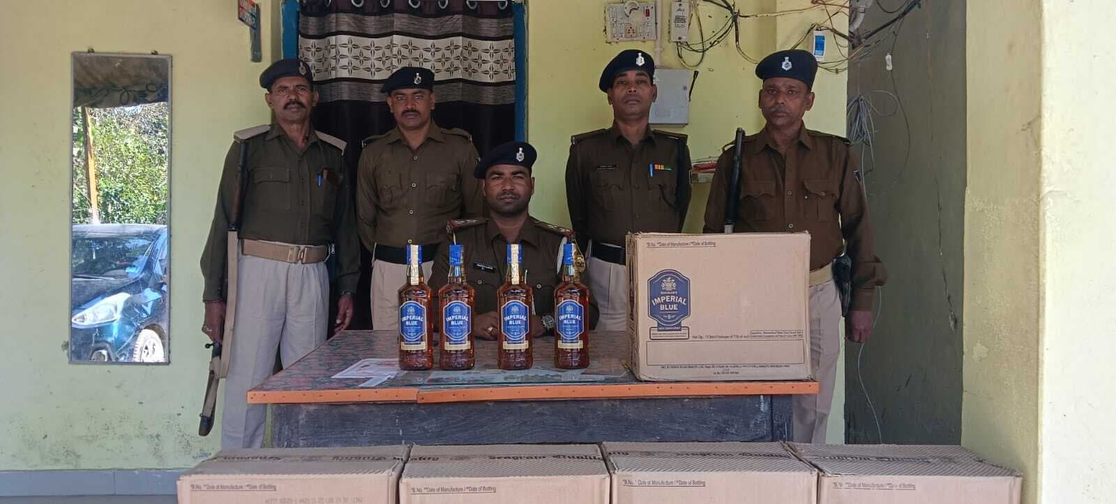 249 लीटर शराब के साथ दो कार जब्त, तस्कर फरार