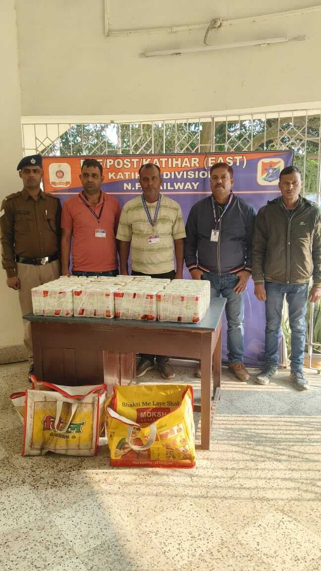 पश्चिम बंगाल से ट्रेन से शराब लेकर कटिहार पहुंचे पांच तस्कर गिरफ्तार