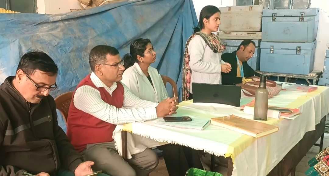 स्वास्थ्य व्यवस्था सुदृढ़ करने को कर्मियों की हुई बैठक