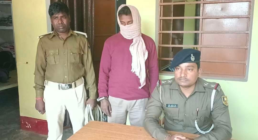 तस्कर को पांच लीटर शराब के साथ किया गिरफ्तार