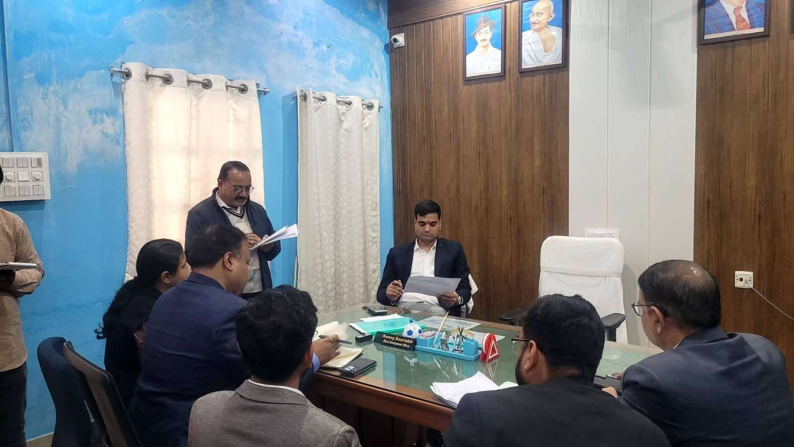 दायित्वों के प्रति लापरवाही बरतने वालों पर होगी सख्त कार्रवाई: डीएम