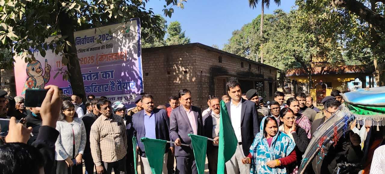 रोजगार सह मार्गदर्शन मेला जागरूकता रथ को डीएम ने किया रवाना