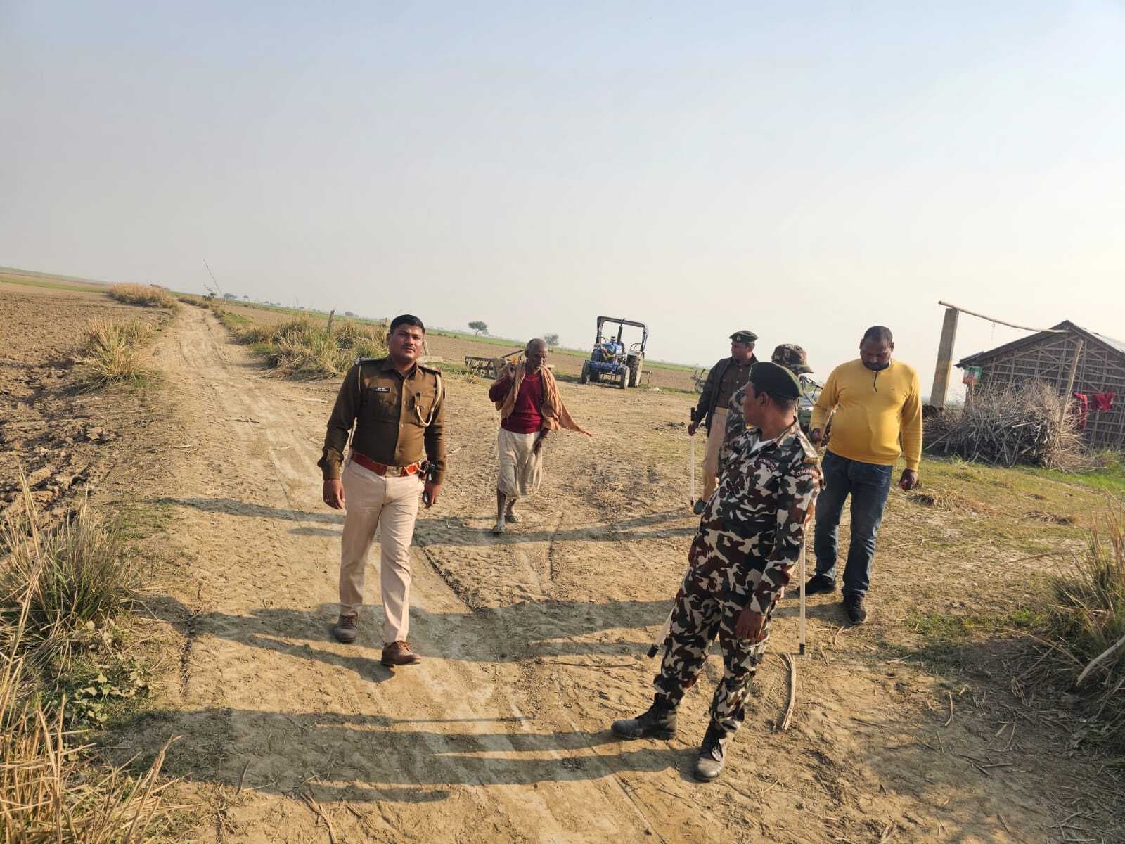 जौनिया दियारा में पुलिस ने किसानों को सुरक्षा का दिया भरोसा