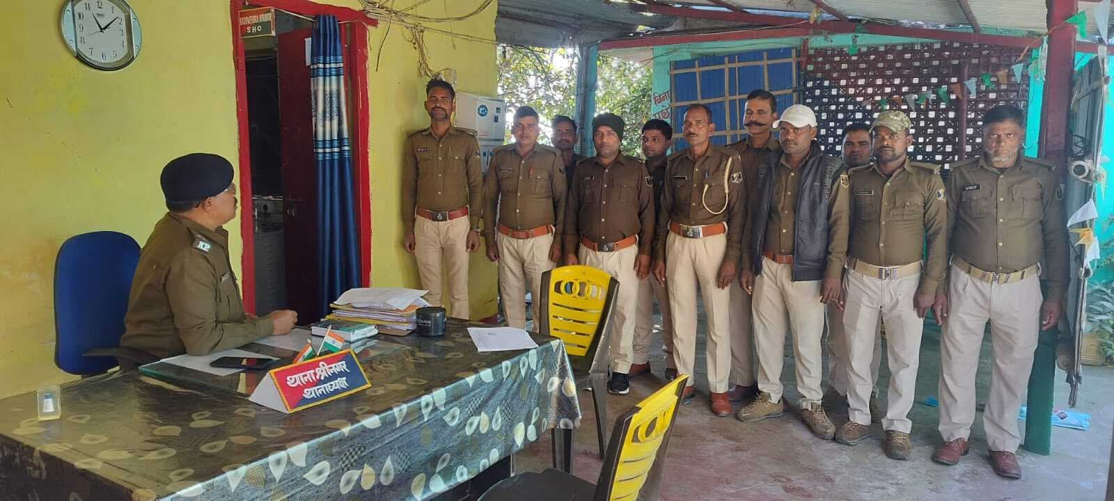 श्रीनगर थाना में साप्ताहिक परेड का हुआ आयोजन