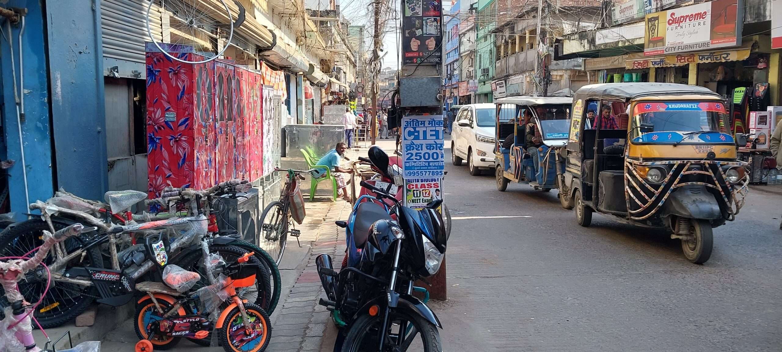 शहर में नाला के उपर बने तीन फीट चौड़े पैदल पथ का किया अतिक्रमण