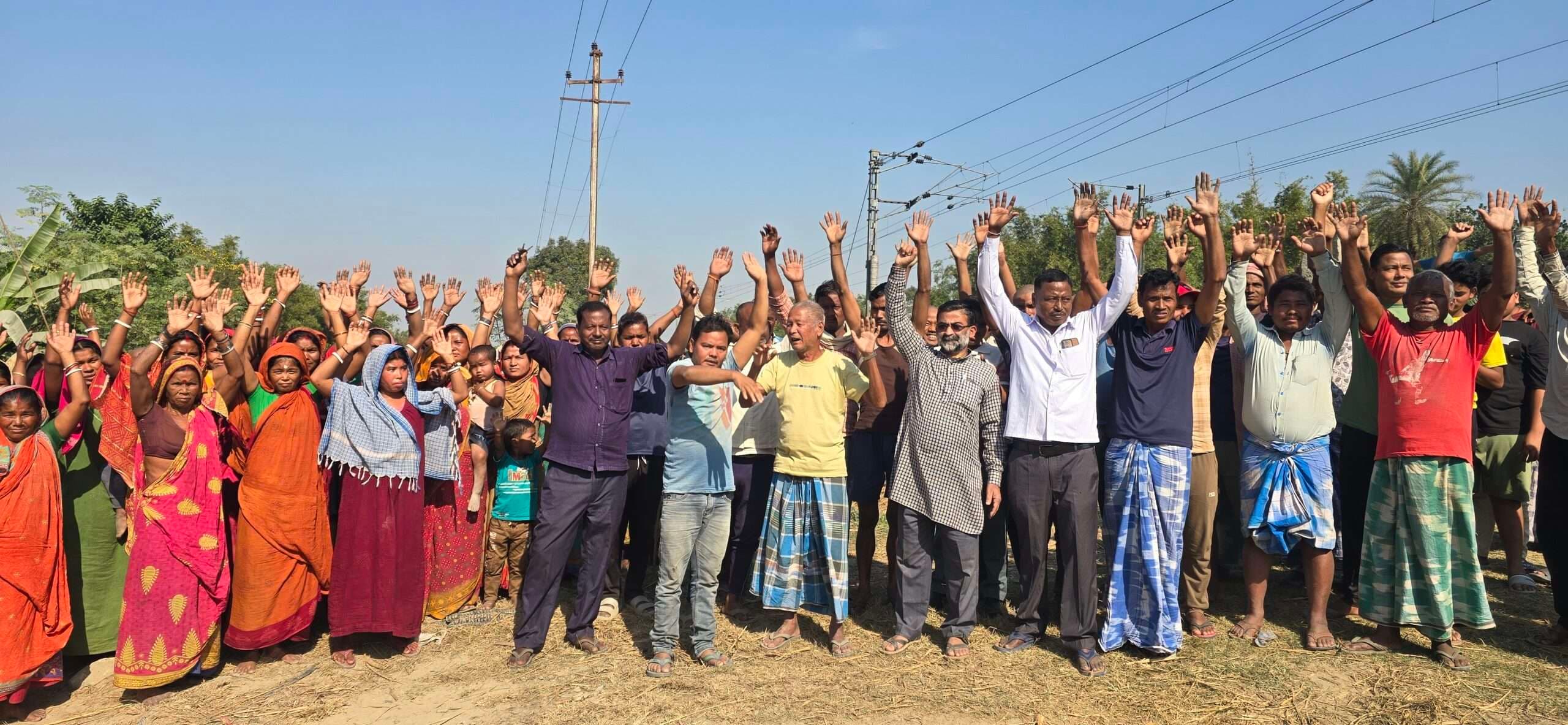 रेलवे के बैरीकेडिंग से आवागमन में असुविधा, ग्रामीणों ने किया प्रदर्शन