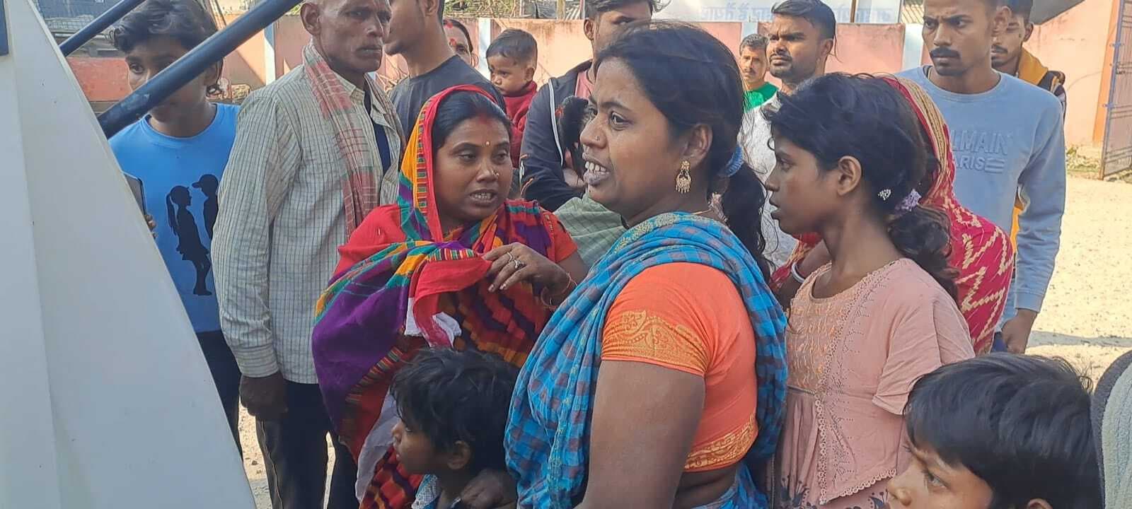 टीन से बनी नाव से पोखर पार कर खेत जा रहे दादा-पोती डूबे, मौत