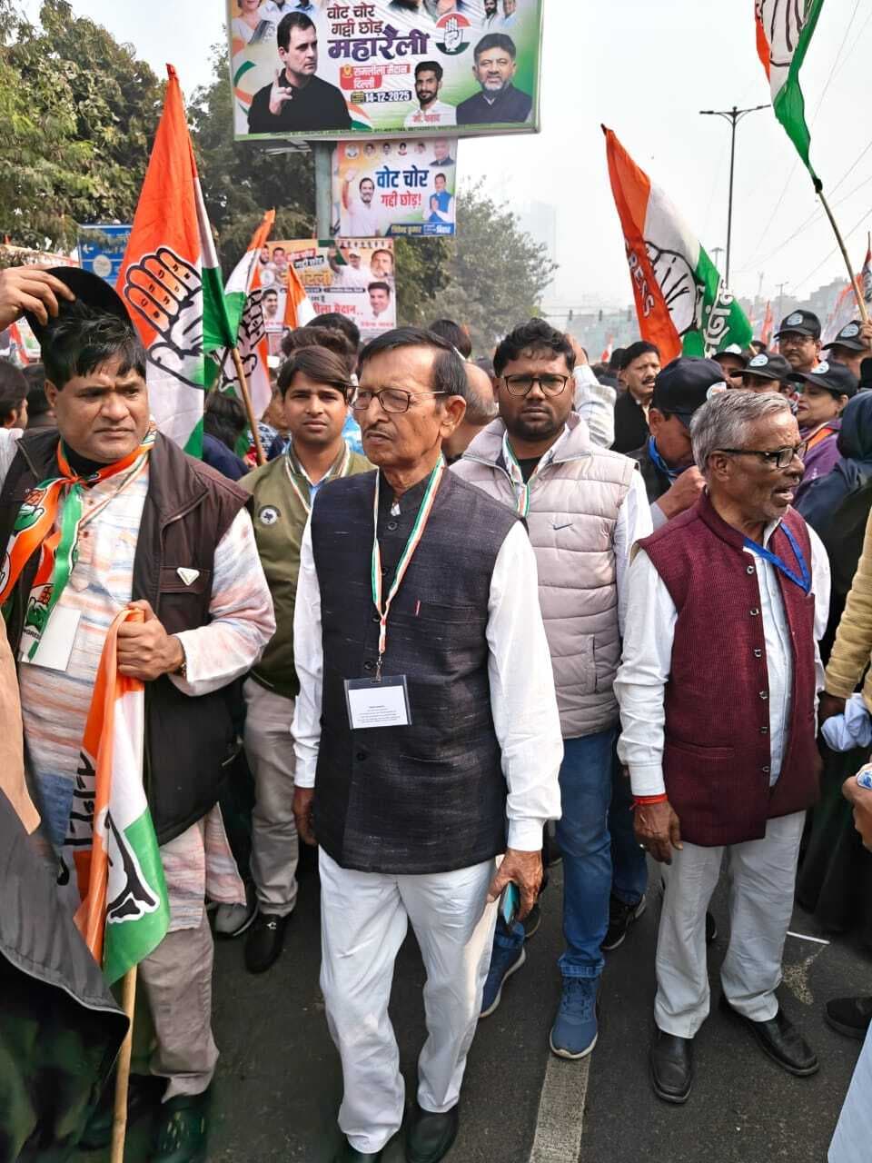 मनिहारी कांग्रेस विधायक दिल्ली रैली में समर्थक के साथ हुए शामिल