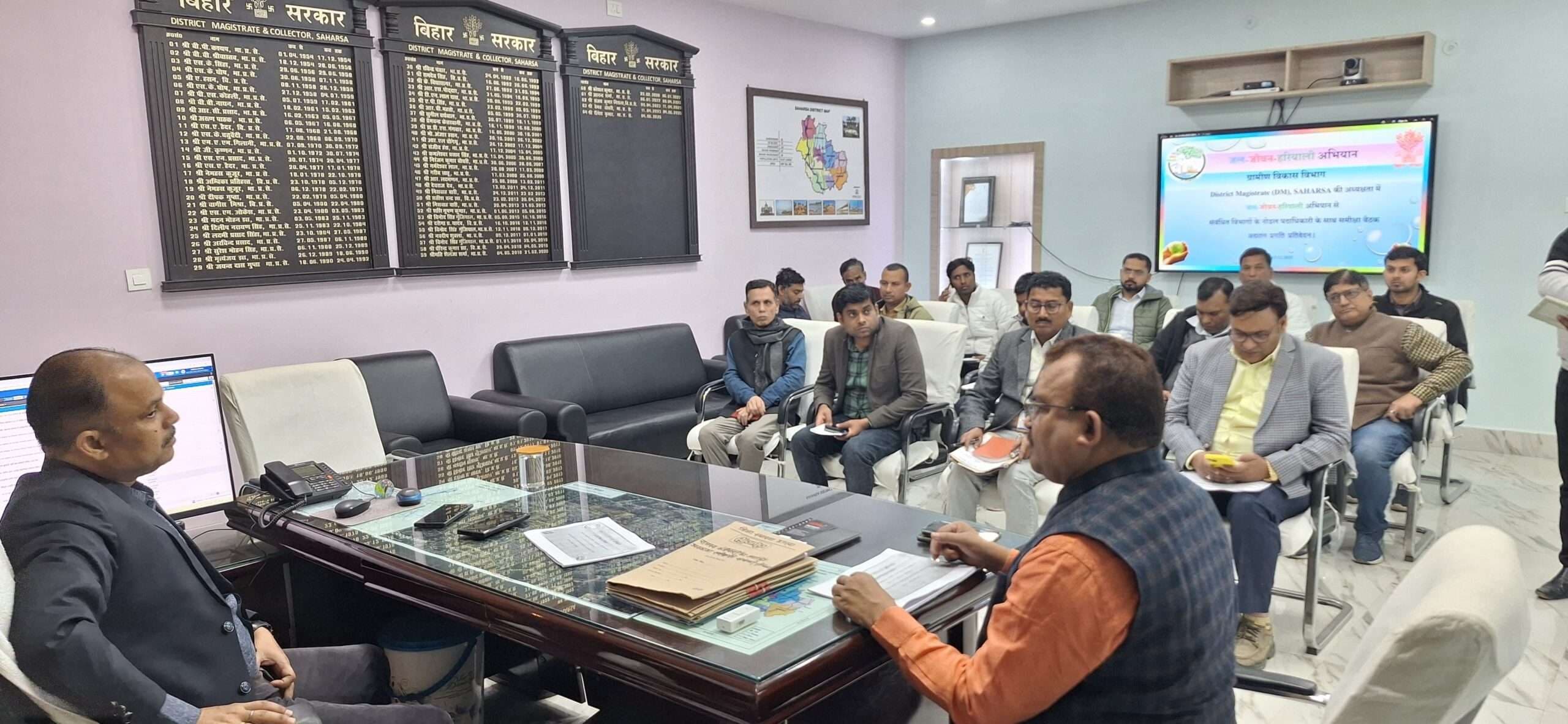 लंबित योजनाओं को अविलंब पूर्ण करने का निर्देश