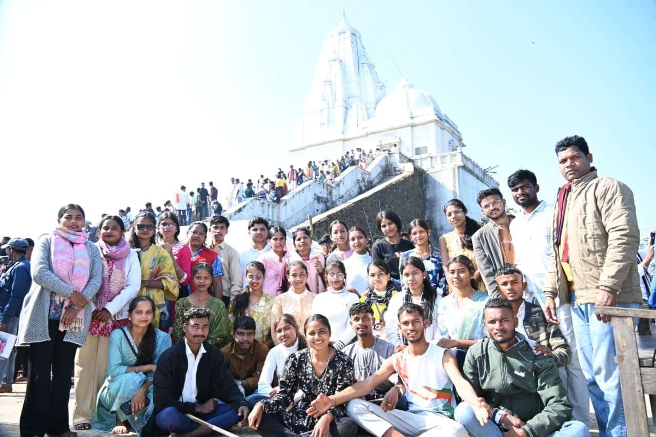 शैक्षणिक भ्रमण कर लौटे विद्यार्थी