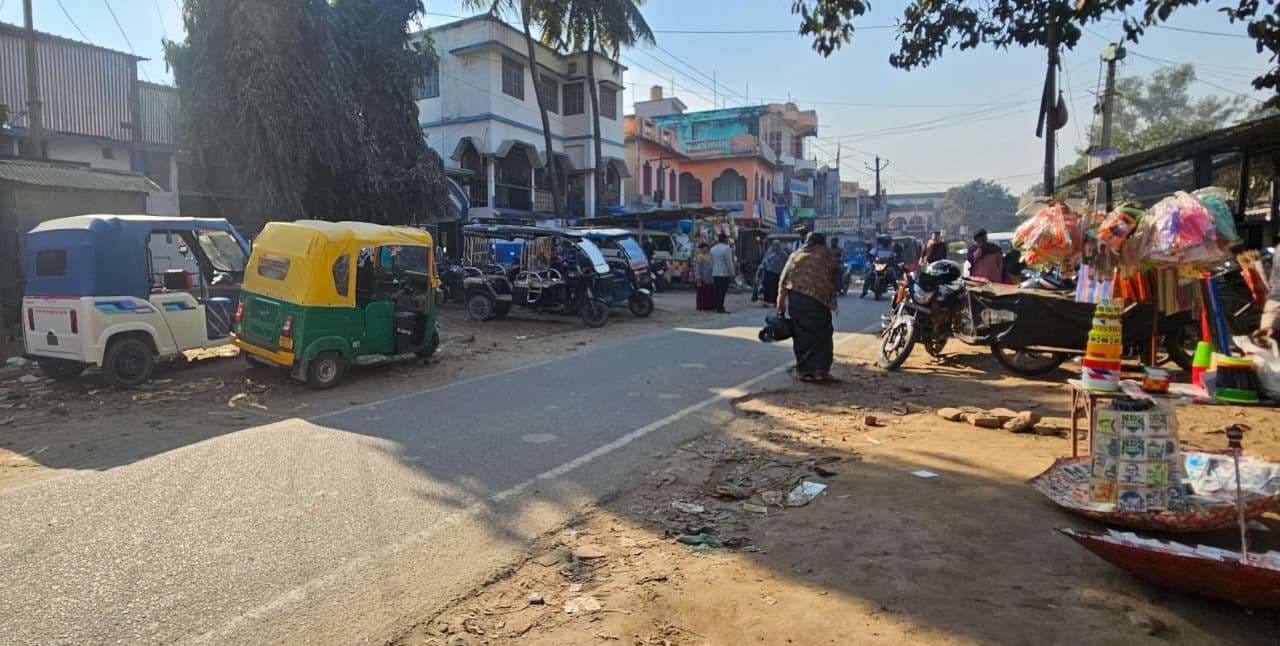 सालमारी में पार्किंग व्यवस्था की कमी, सड़क पर लगता है जाम