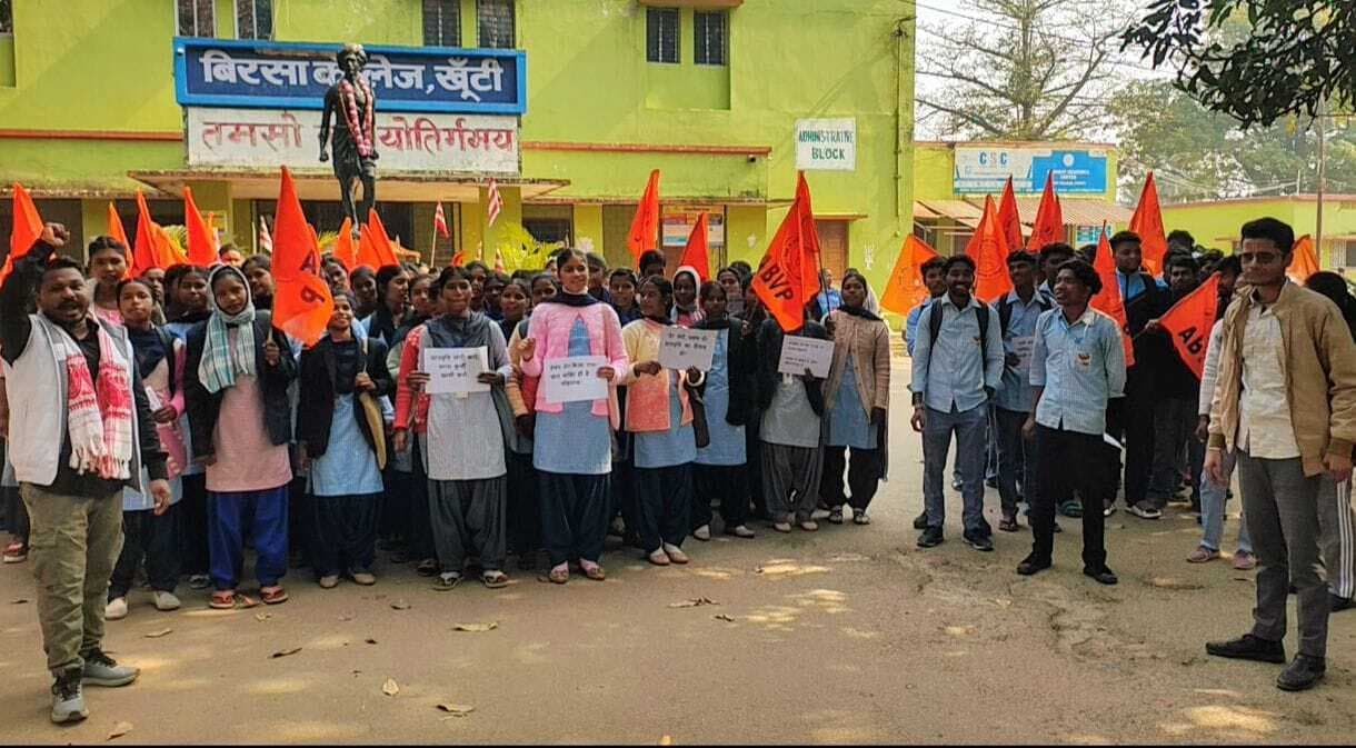 ई-कल्याण छात्रवृत्ति के भुगतान की मांग को लेकर निकला विरोध मार्च