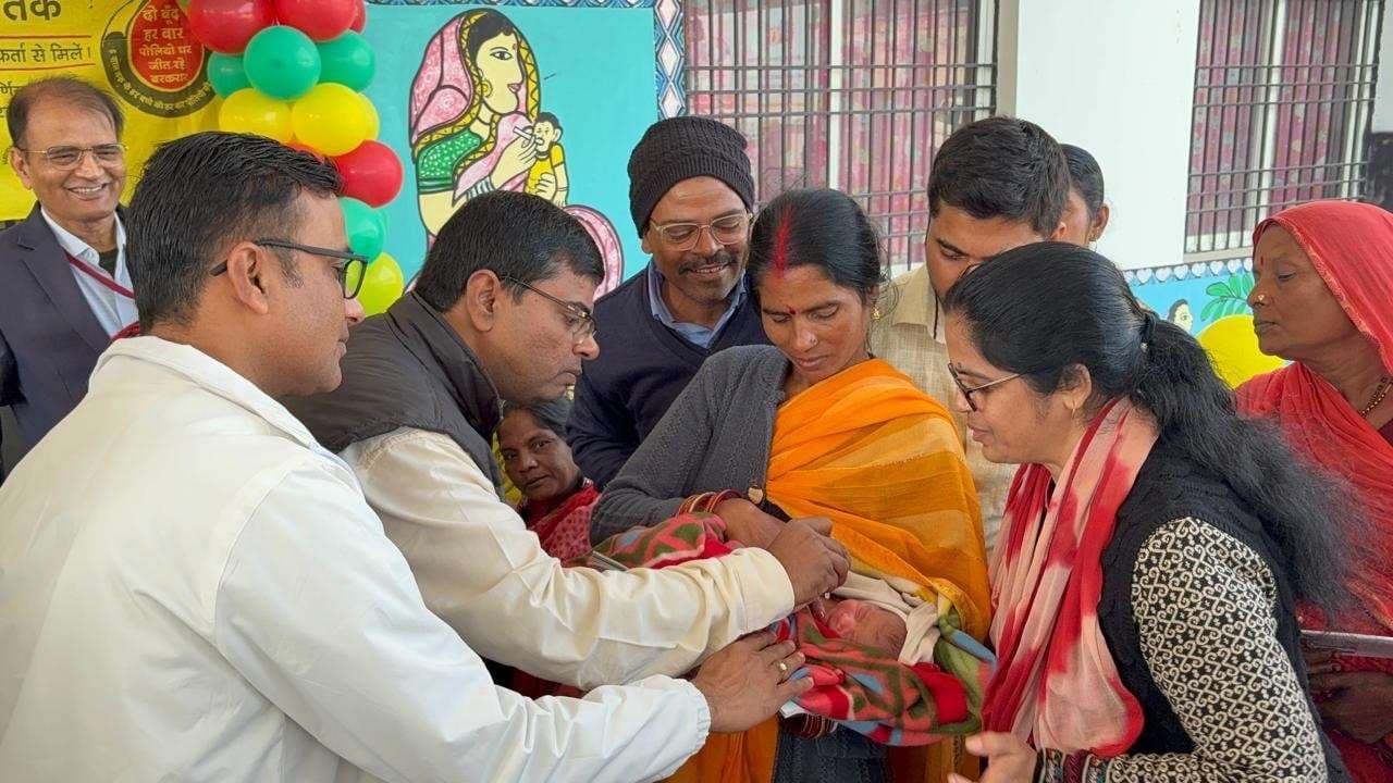 पल्स पोलियो की दवा पिलाकर अपर समाहर्ता ने शुरू किया अभियान