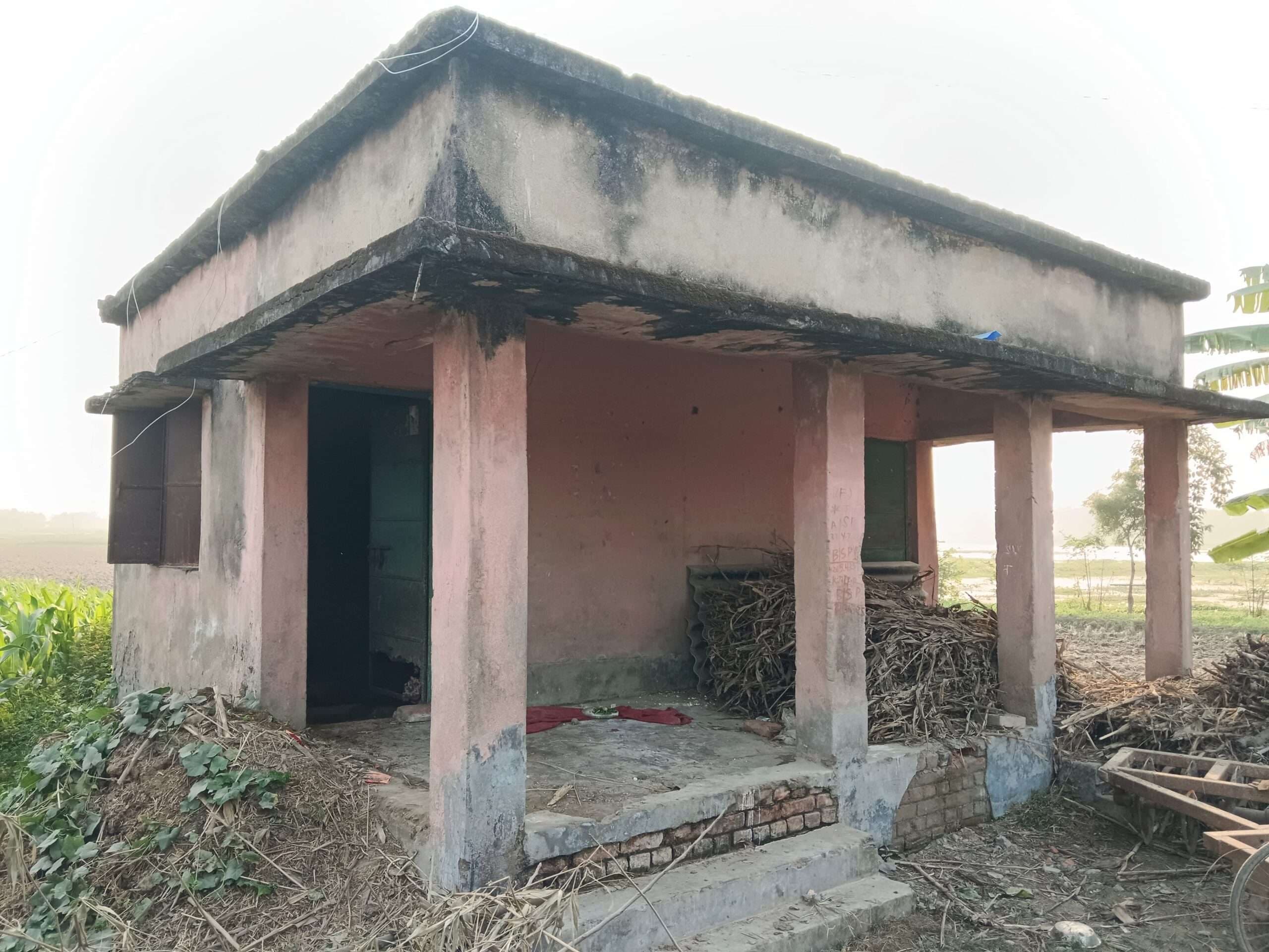 15 वर्ष पूर्व बना सामुदायिक भवन की स्थिति जर्जर, कभी भी हो सकता है हादसा