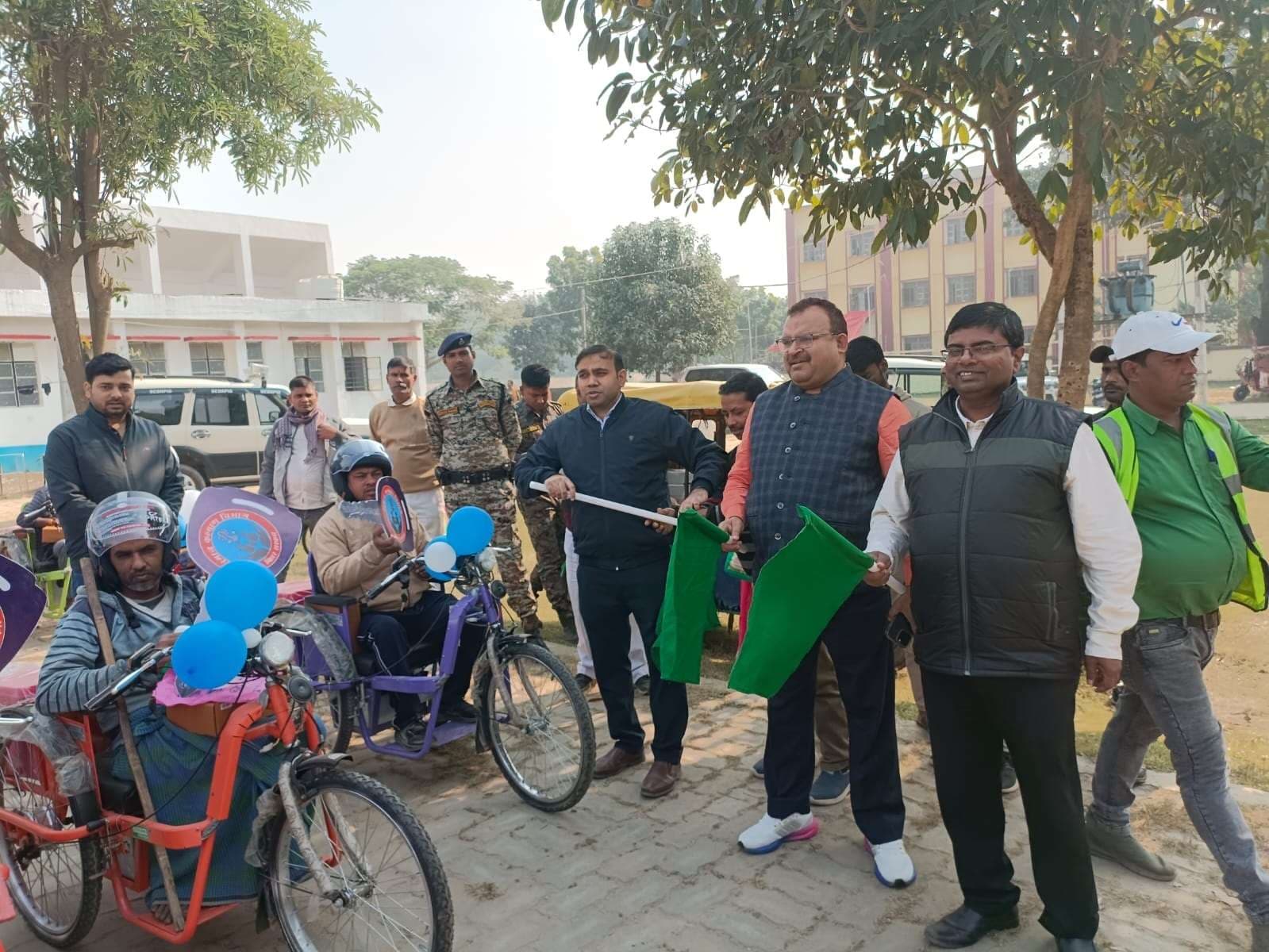 संबल योजना के तहत निशुल्क बैट्री चालित ट्राइसाइकिल का हुआ वितरण