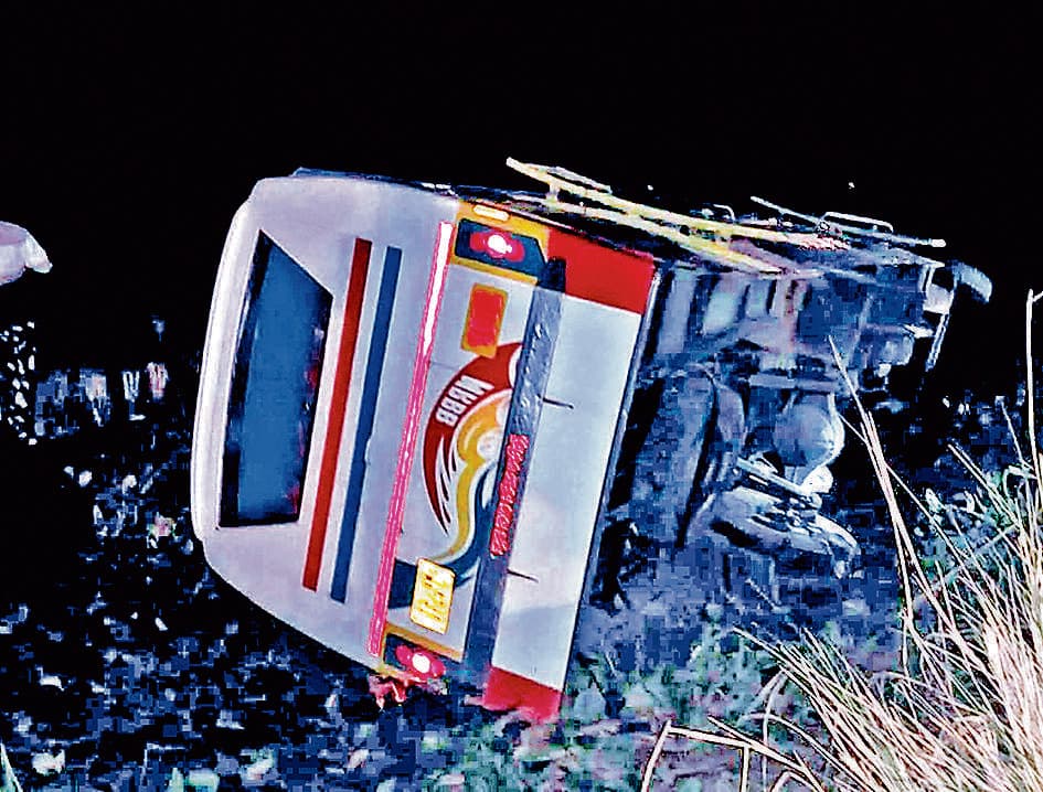 शादी की खुशी में मातम बारातियों से भरी बस पलटी