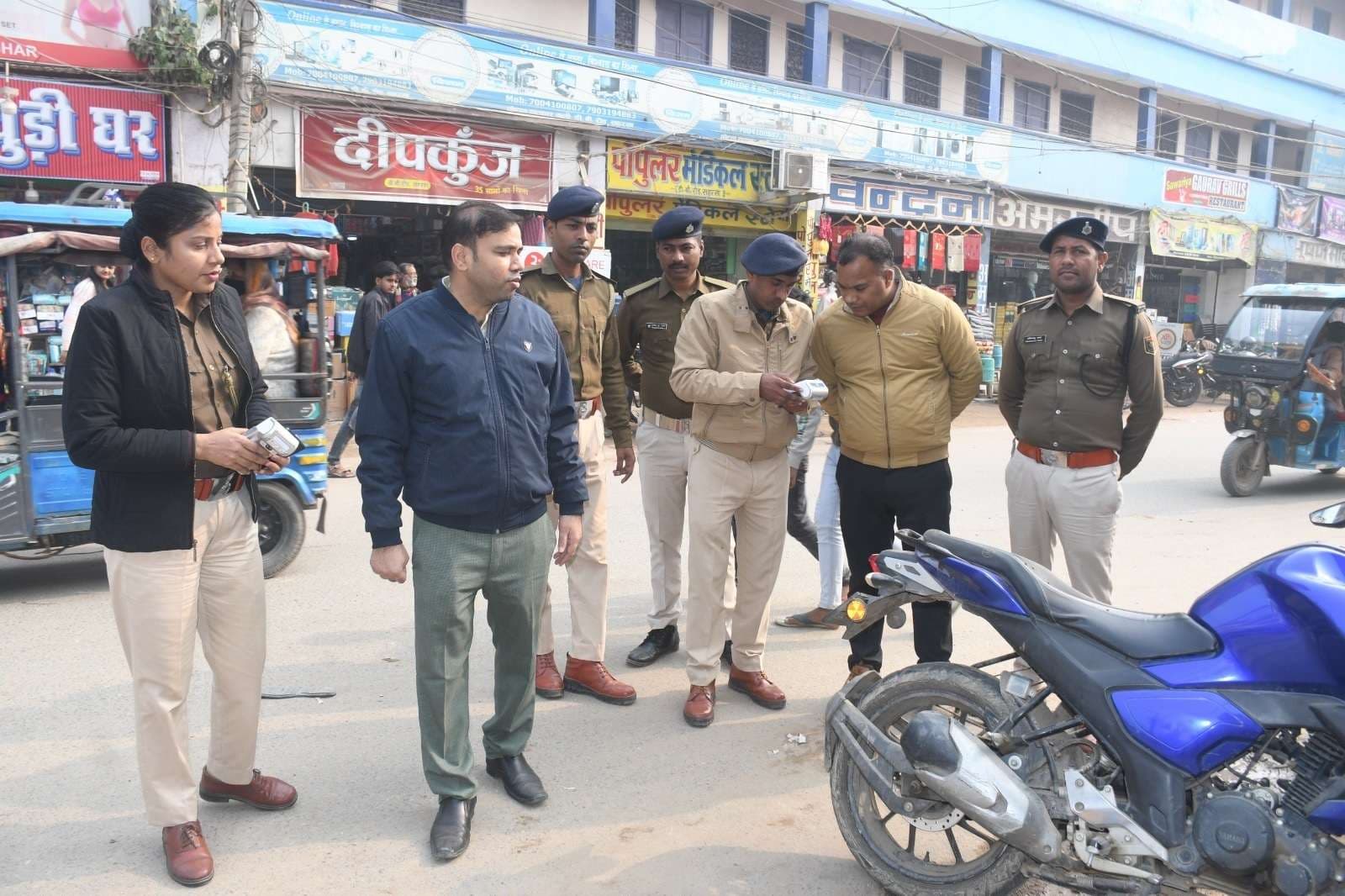 मुख्य चौक-चौराहे पर वाहन जांच अभियान चला वसूला 11 हजार का जुर्माना