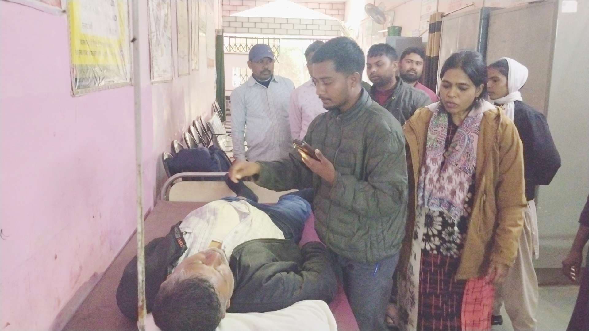 डोड़ेया मोड़ में सड़क पर खड़ी बस से टकरायी कार, एयरबैग ने बचायी चालक की जान