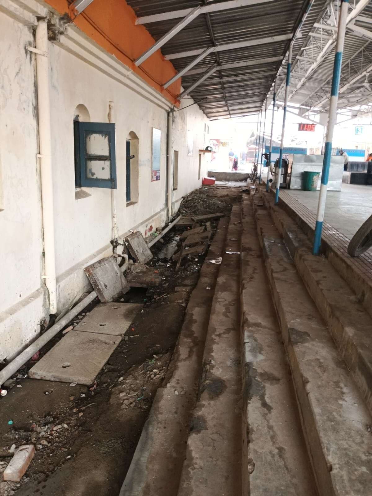 जंक्शन पर समस्याओं का अंबार, खुले में बह रही शौचालय की गंदगी