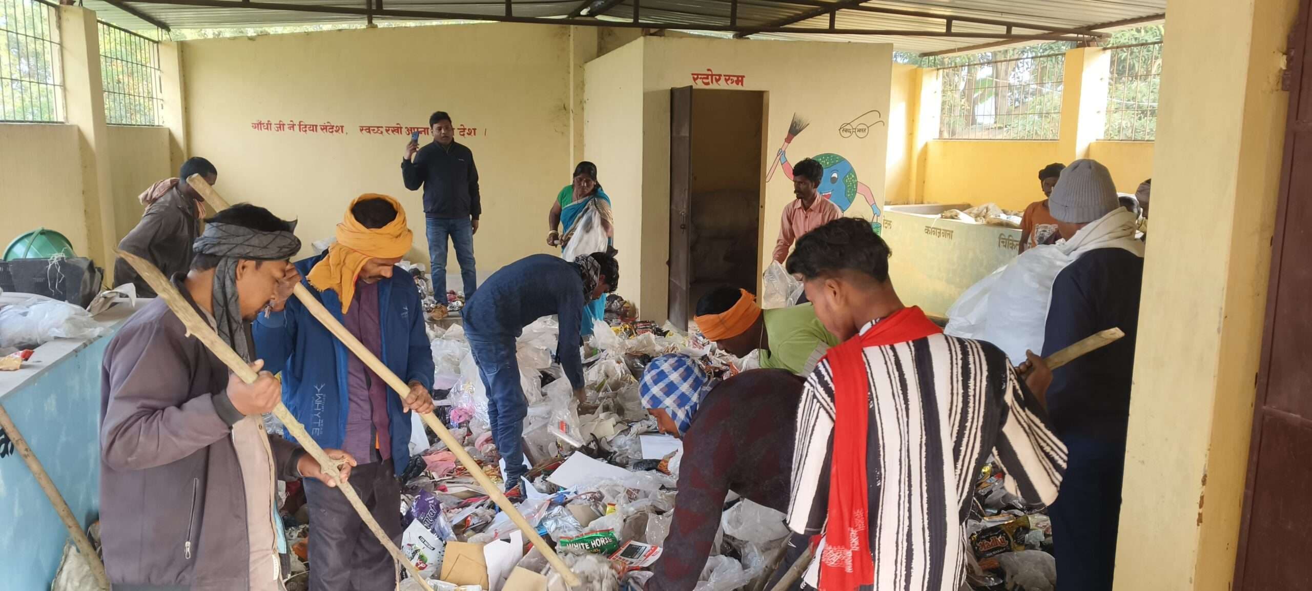 अपशिष्ट प्रसंस्करण इकाई में स्वच्छता कर्मियों ने कचरे को किया अलग