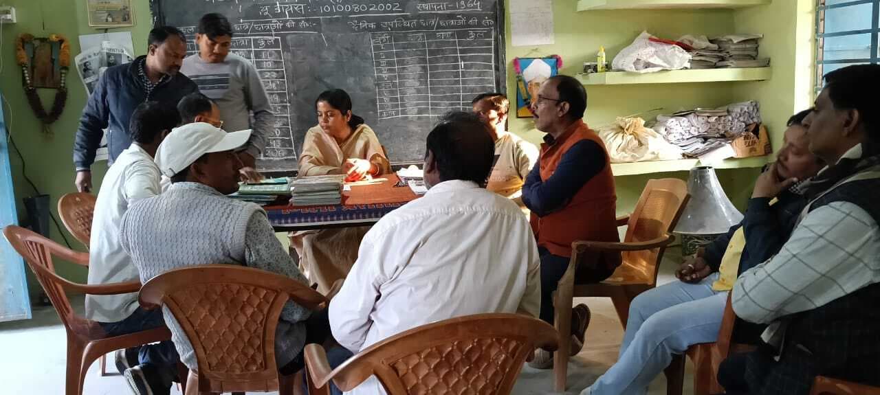 प्लस टू व मध्य विद्यालय दरमाही में लचर व्यवस्था देख विधायक नाराज