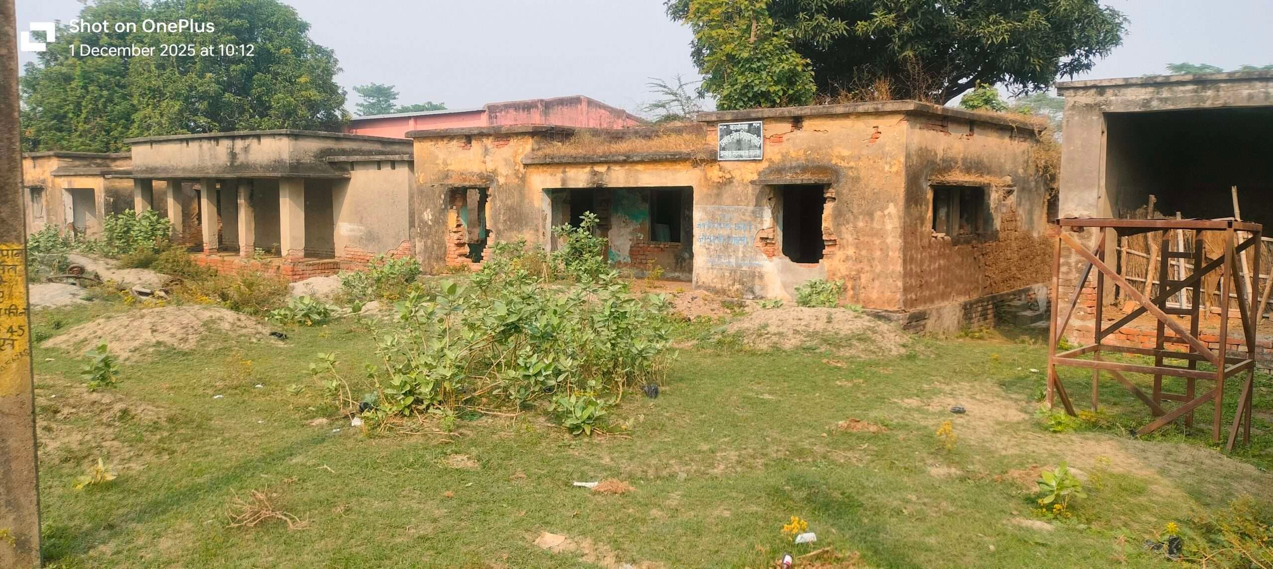 सलखुआ प्रखंड मुख्यालय में सरकारी आवास का अभाव बना प्रशासनिक बाधा