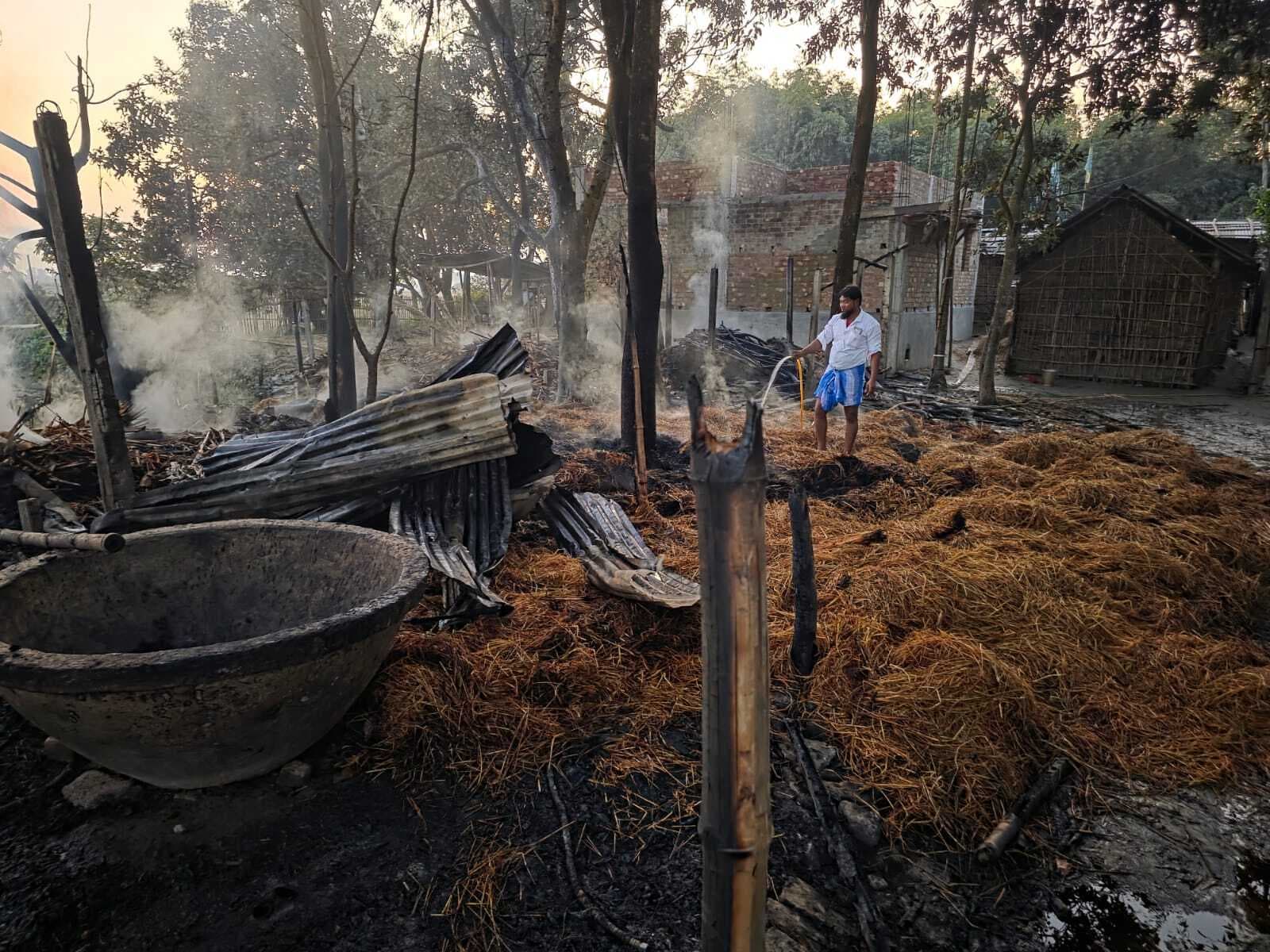 चनदहर निस्ता में आग लगने से छह गोहाल राख