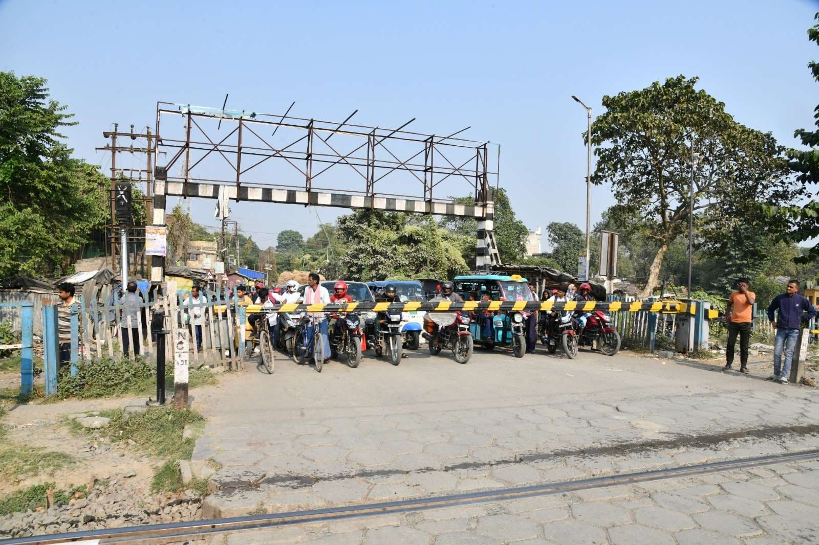 रेलवे ने समपार फाटकों पर संरक्षा उपायों को अधिक किया सुदृढ़