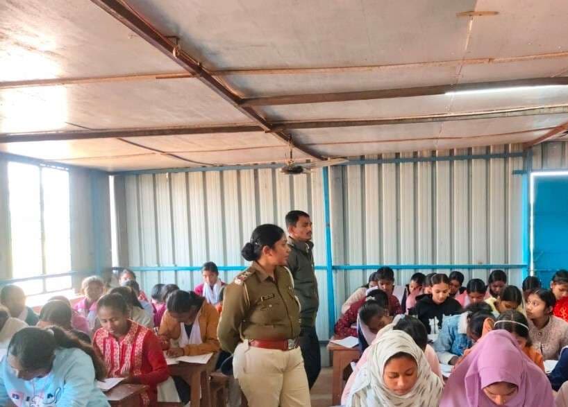 महिला पुलिस पदाधिकारी ने छात्राओं को आत्मरक्षक को लेकर किया जागरूक