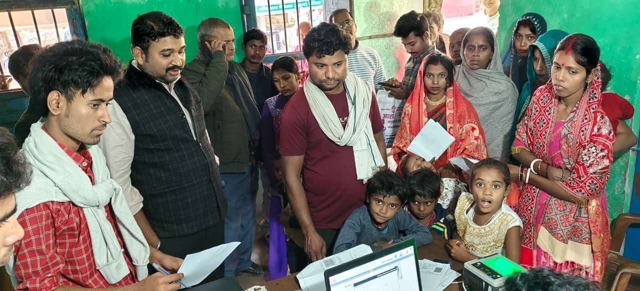 बीडीओ ने आधार कार्ड सेंटर का किया निरीक्षण